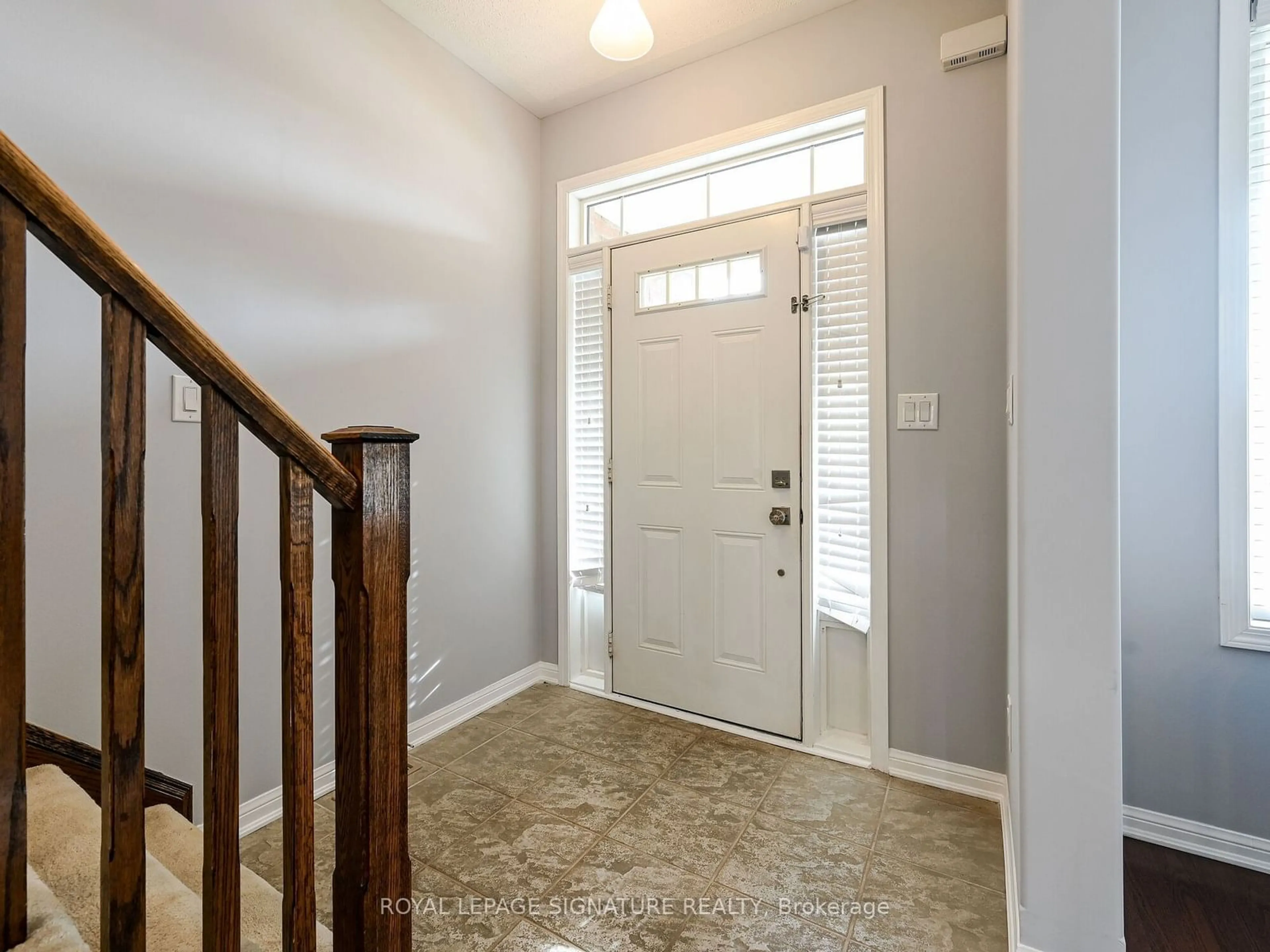 Indoor entryway, wood floors for 3207 Munson Cres, Burlington Ontario L7M 0C2