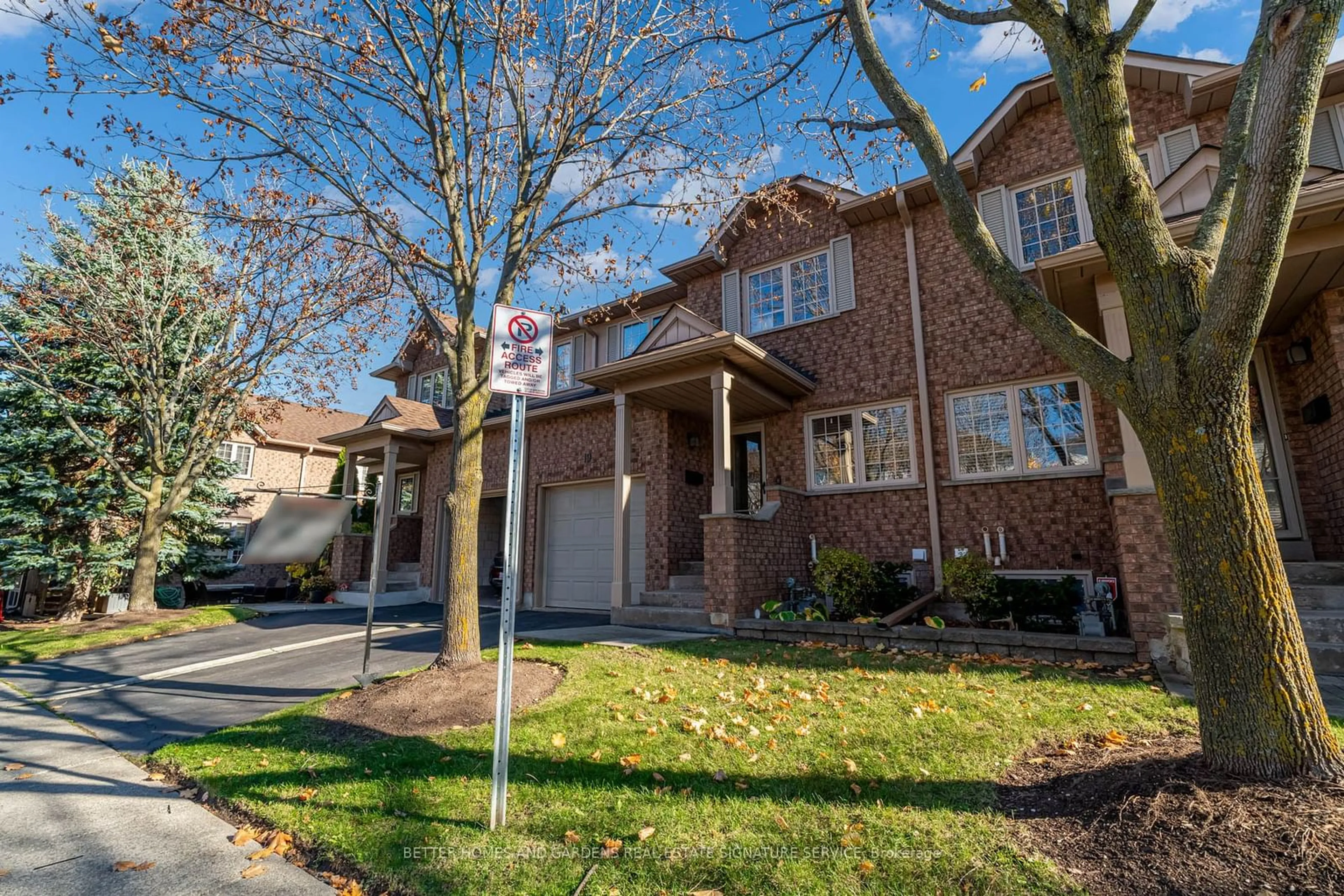 A pic from exterior of the house or condo, the street view for 2880 Headon Forest Dr #19, Burlington Ontario L7M 4H2