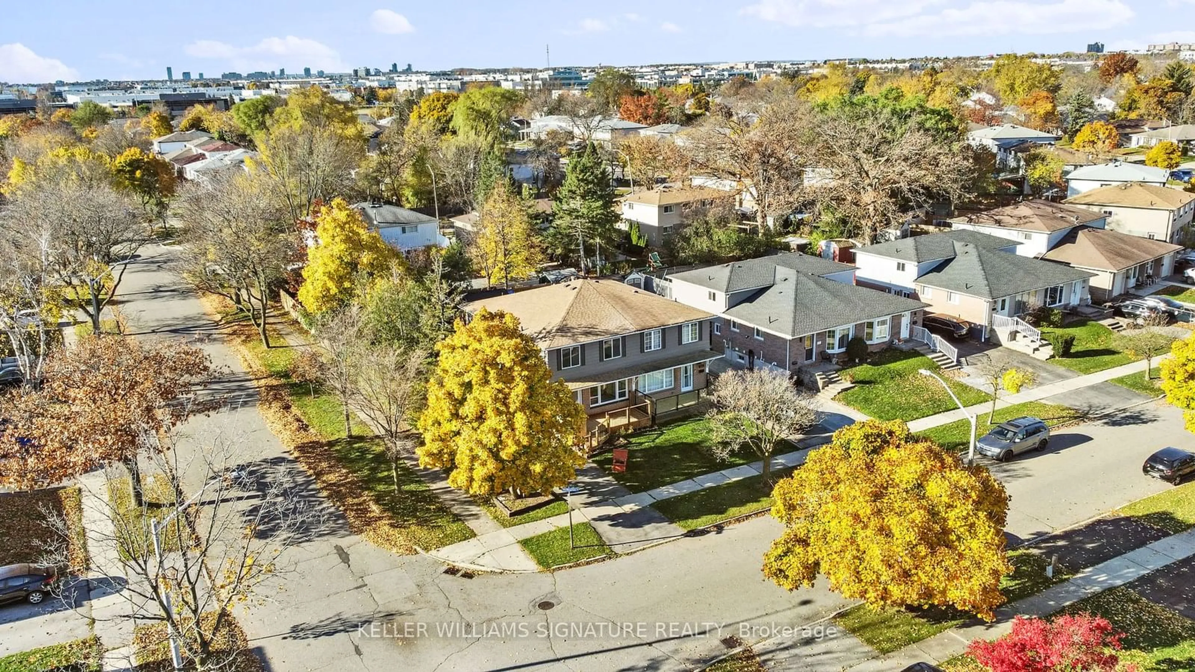 A pic from exterior of the house or condo, the street view for 2883 Hollington Cres, Mississauga Ontario L5K 1E8