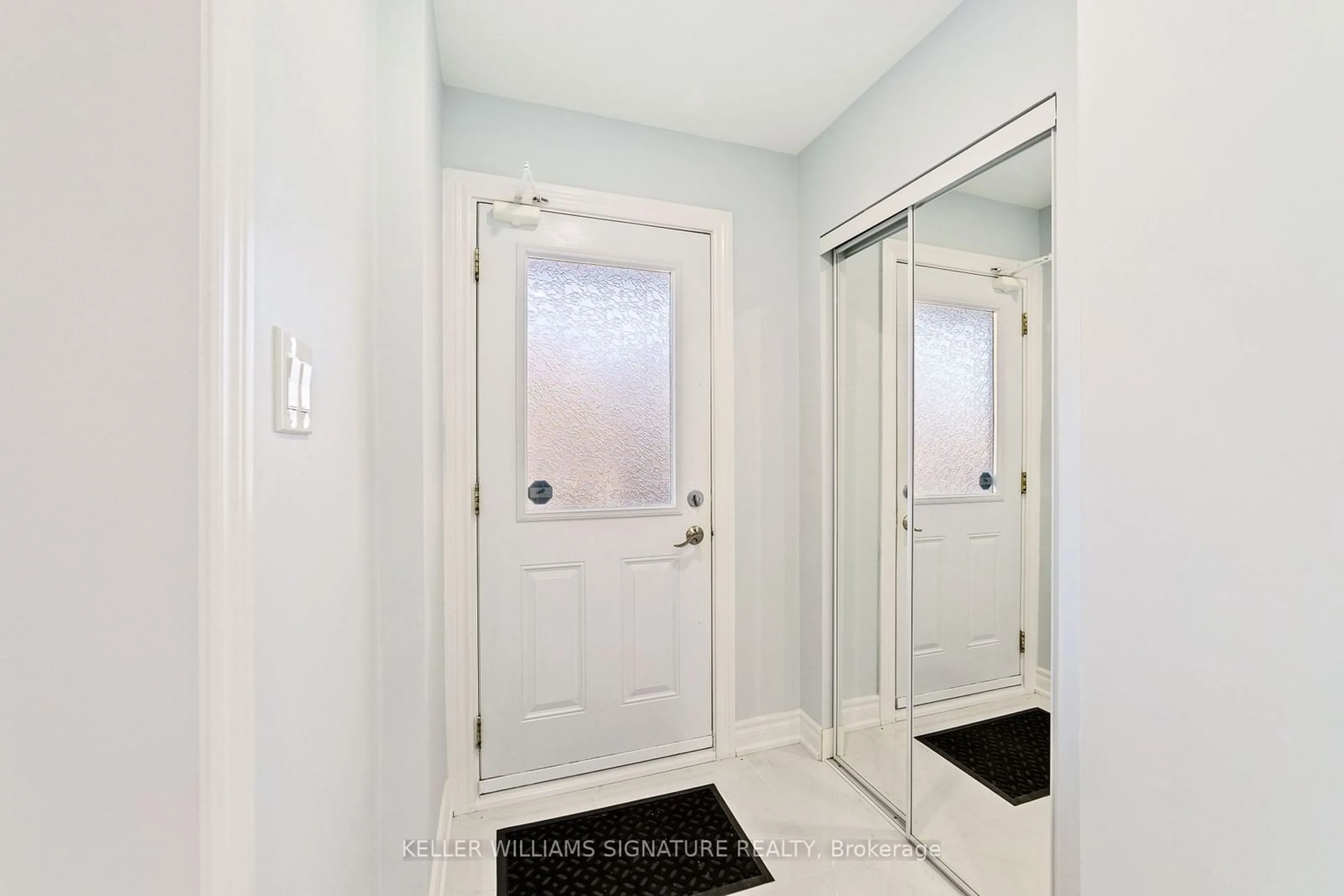 Indoor entryway, not visible floor for 2883 Hollington Cres, Mississauga Ontario L5K 1E8