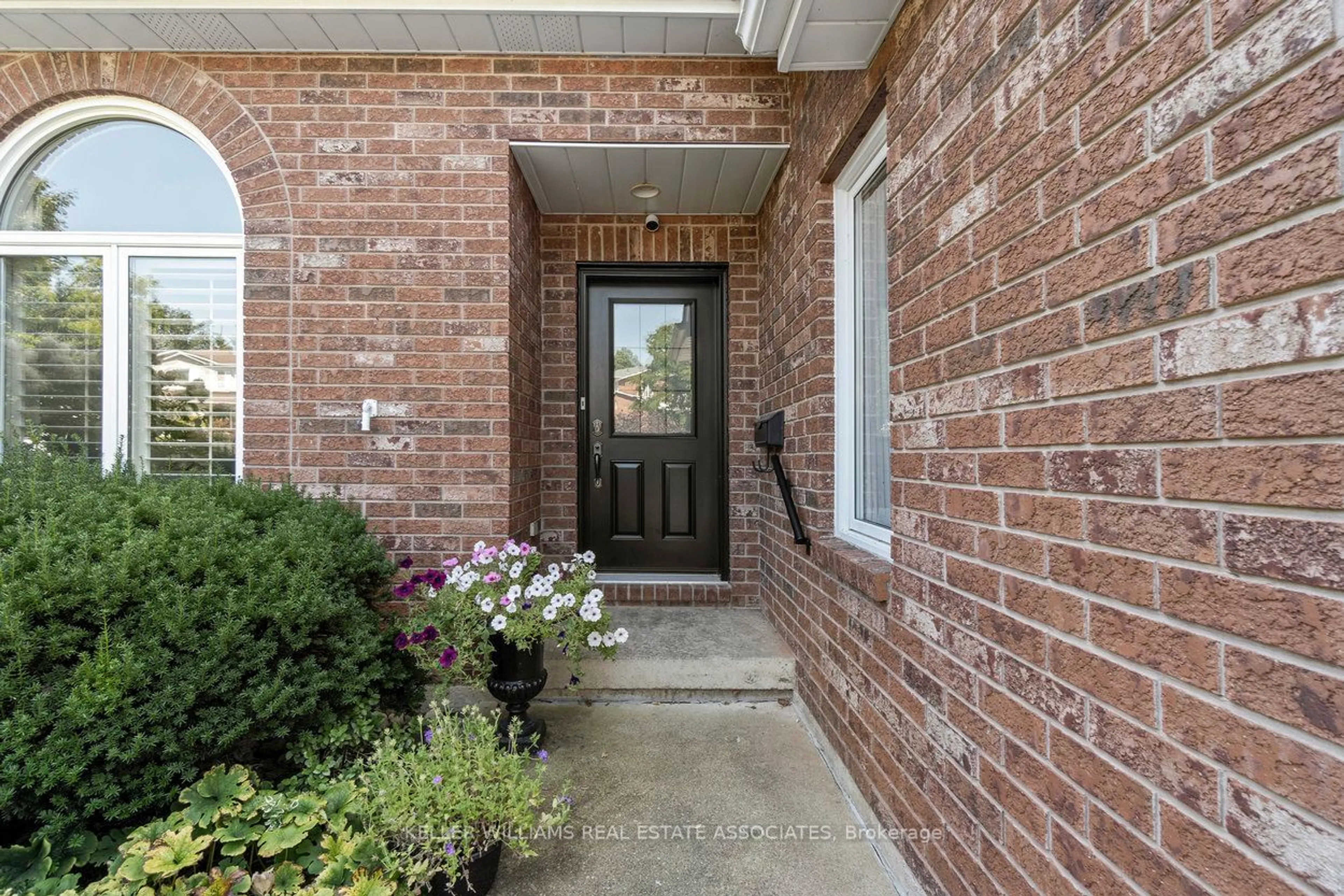 Indoor entryway, wood floors for 81 Ontario St, Halton Hills Ontario L7G 3K9