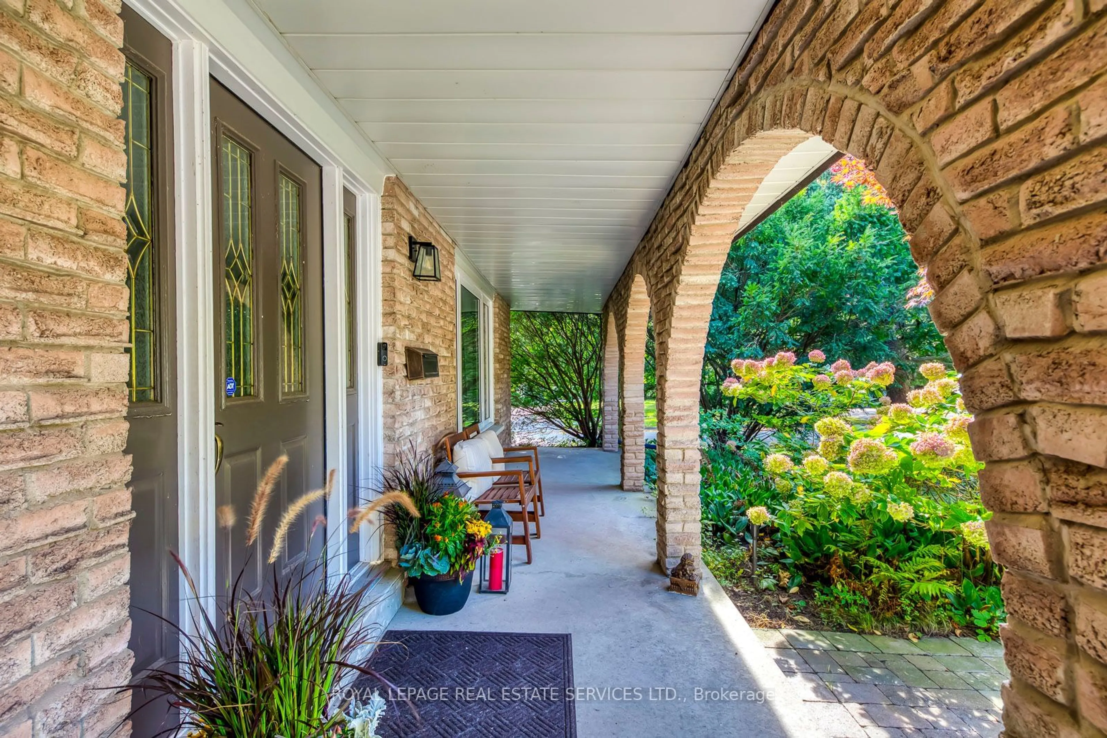 Indoor entryway, wood floors for 1460 Caulder Dr, Oakville Ontario L6J 5S9