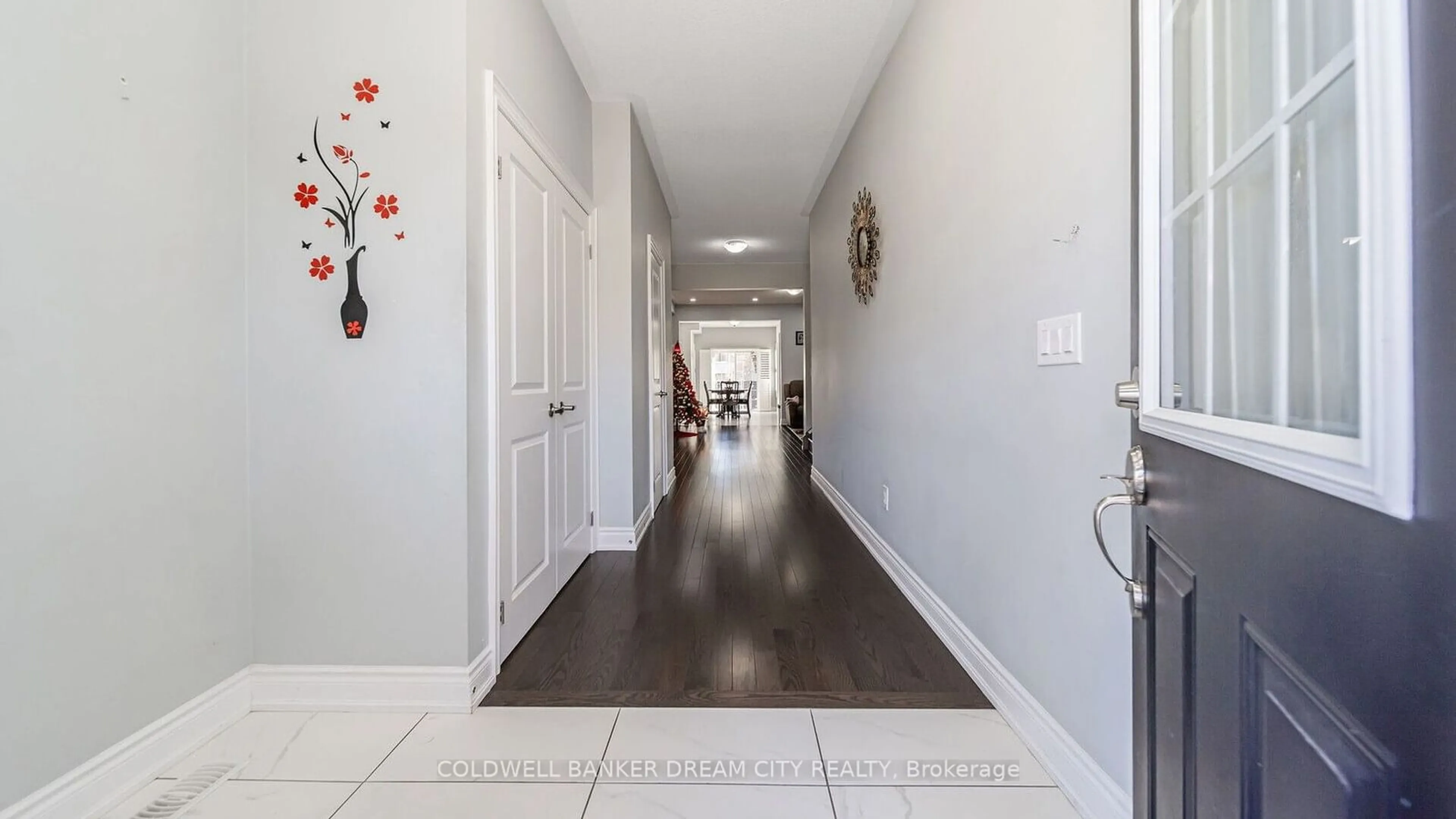 Indoor entryway, wood floors for 88 Hollowgrove Blvd, Brampton Ontario L6P 4L6