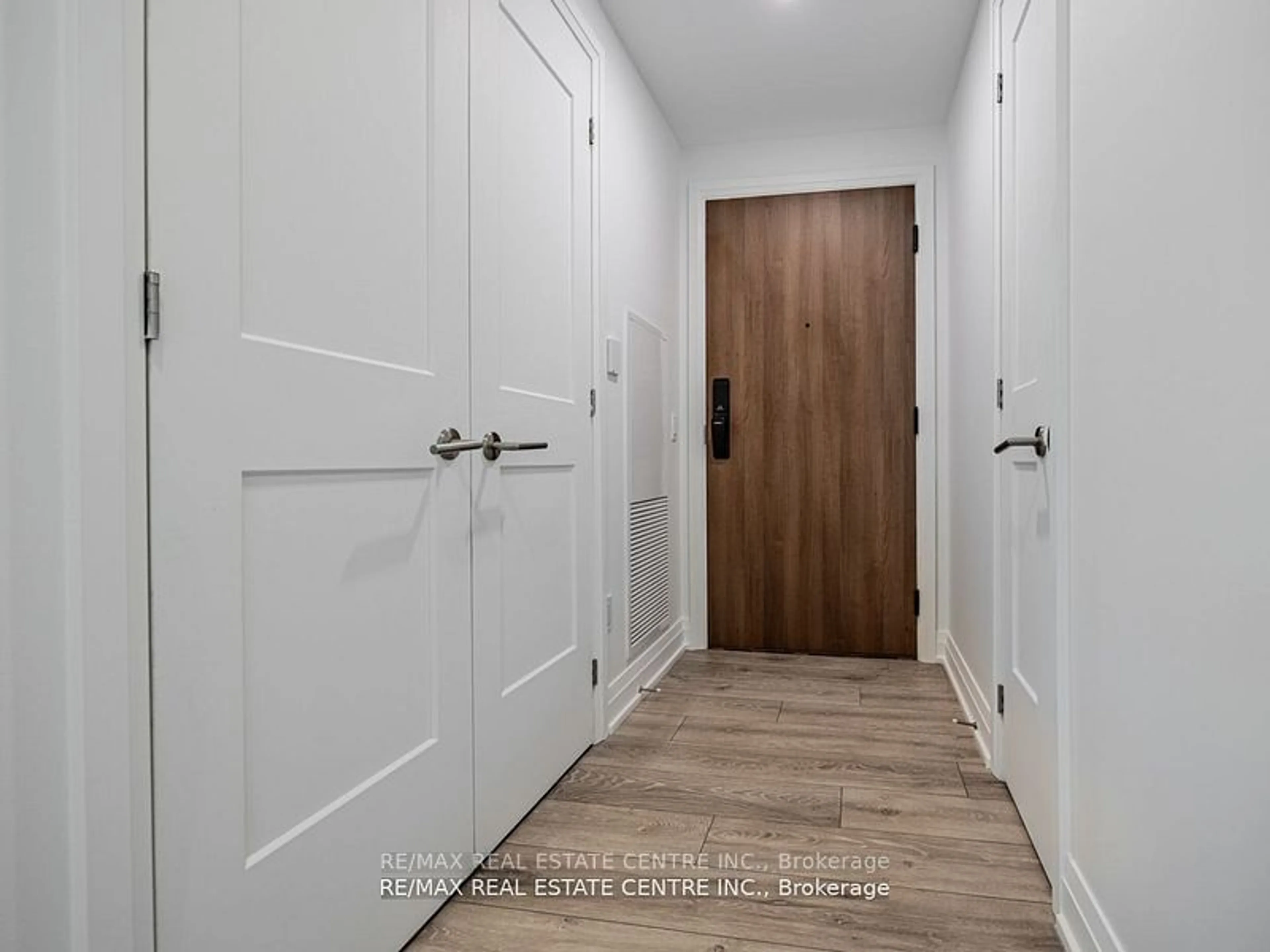 Indoor entryway, wood floors for 21 Park St #201, Mississauga Ontario L5G 1L7