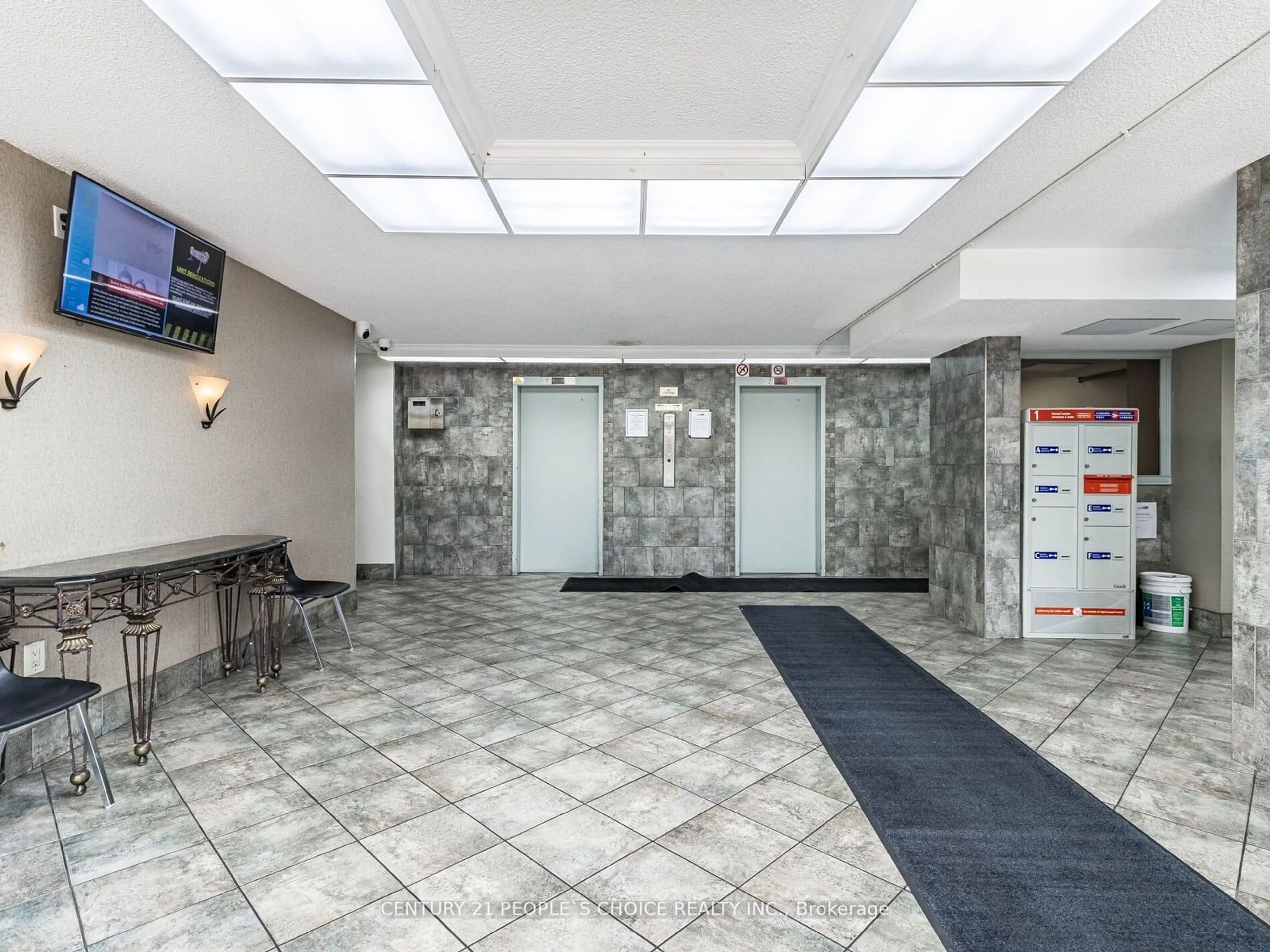 Indoor lobby, ceramic floors for 17 Knightsbridge Rd #308, Brampton Ontario L6T 3X9