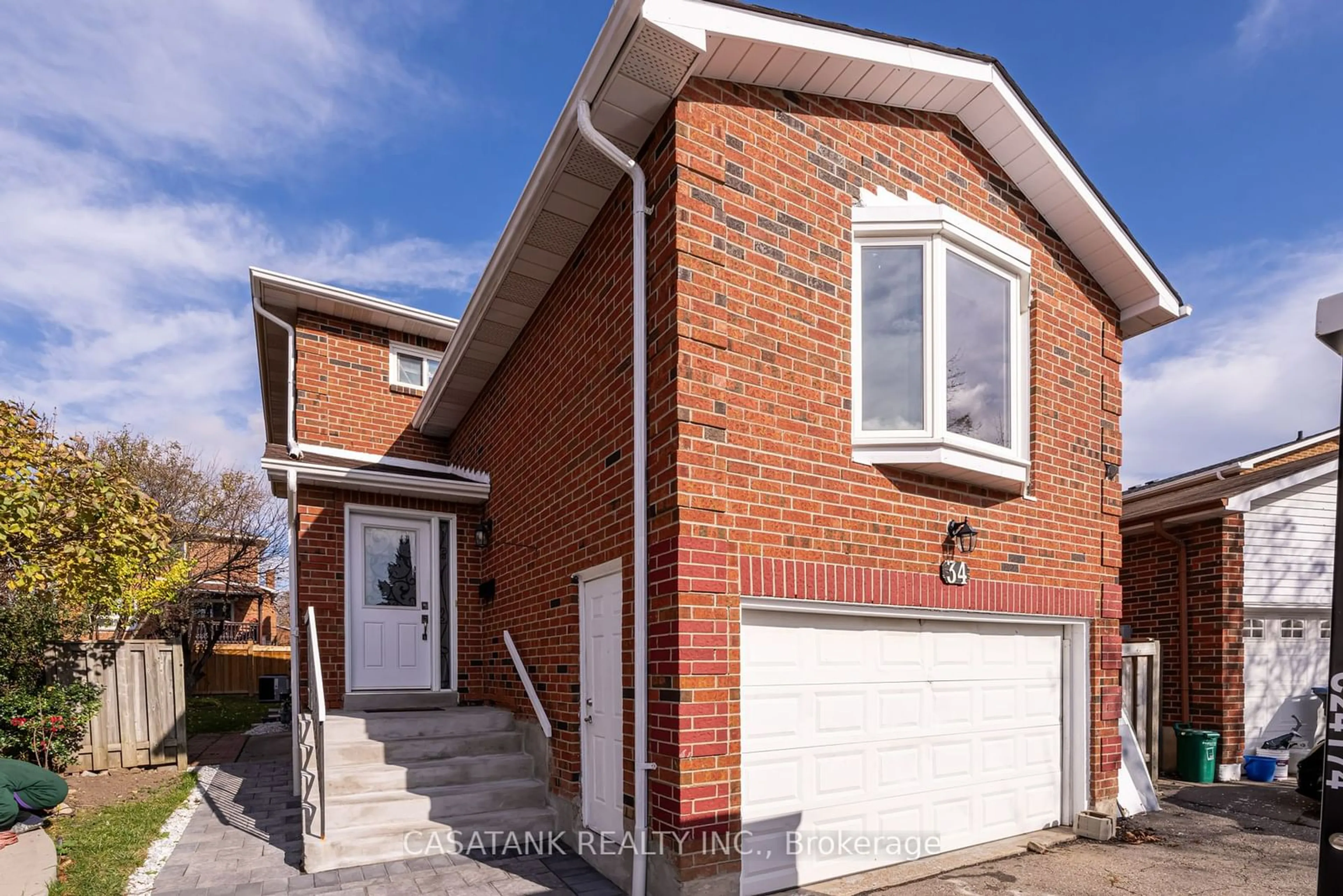 Home with brick exterior material for 34 Willerton Clse, Brampton Ontario L6V 4H3