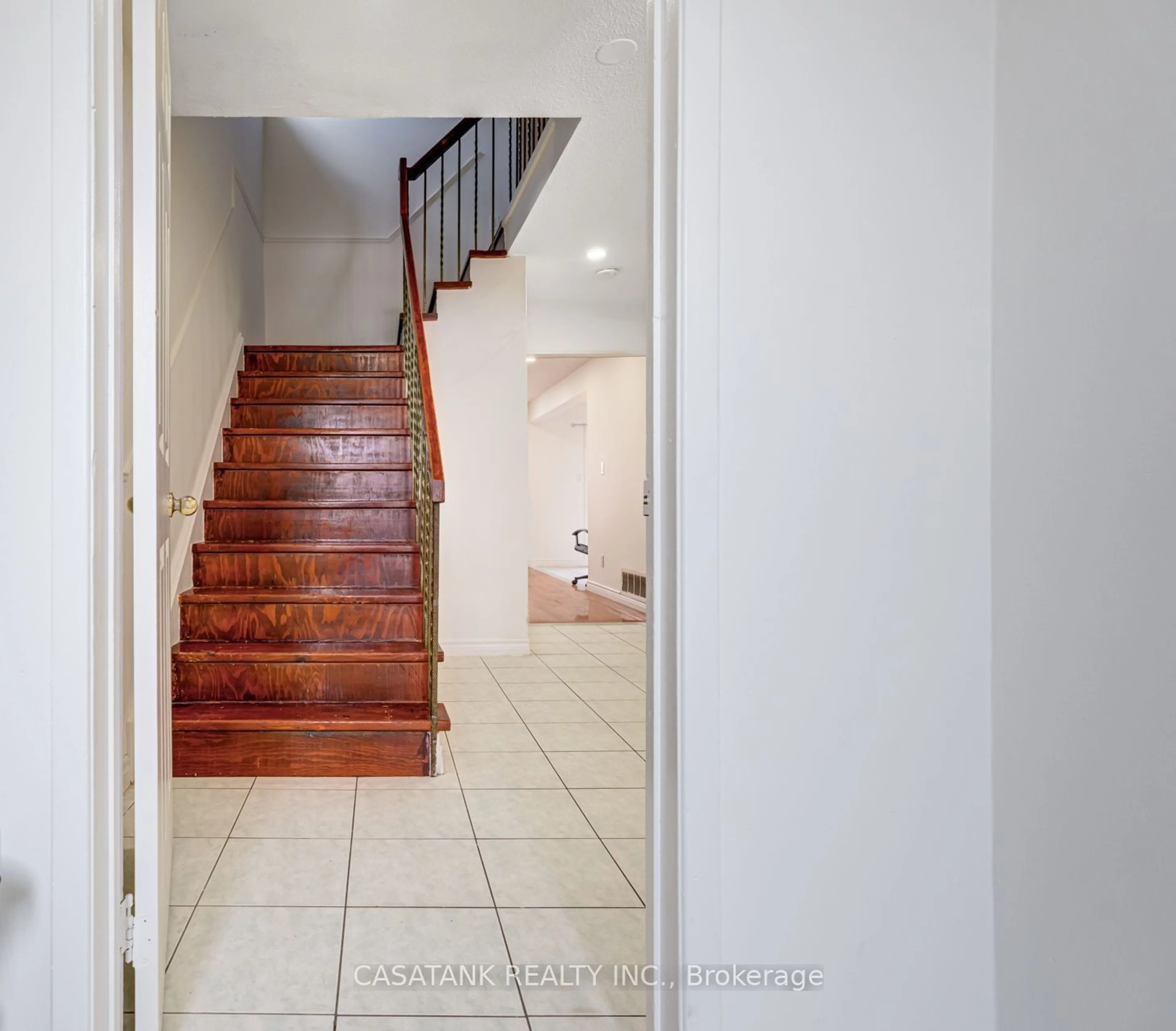 Stairs for 34 Willerton Clse, Brampton Ontario L6V 4J2