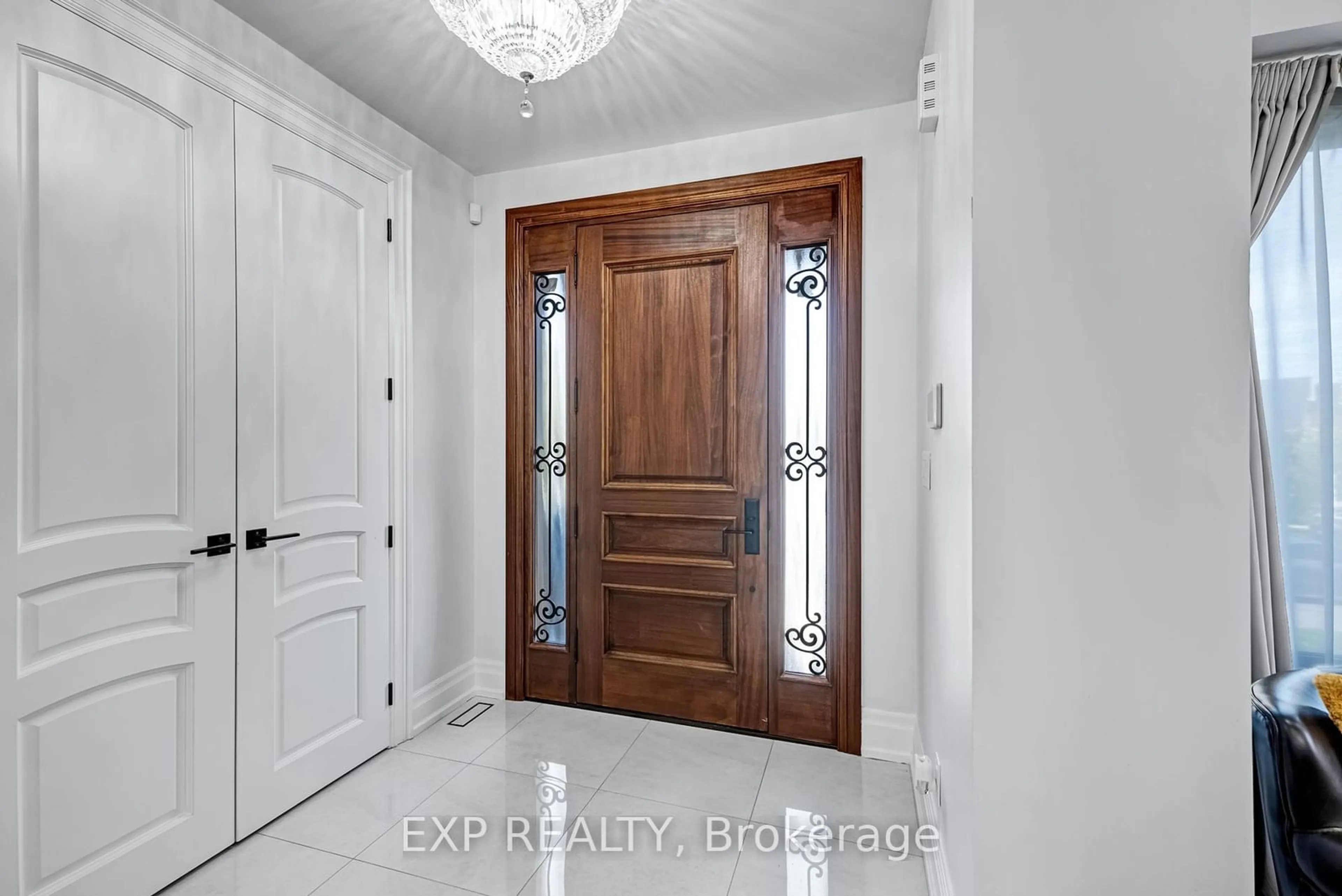 Indoor entryway, wood floors for 60 North Riverdale Dr, Caledon Ontario L7C 3K3