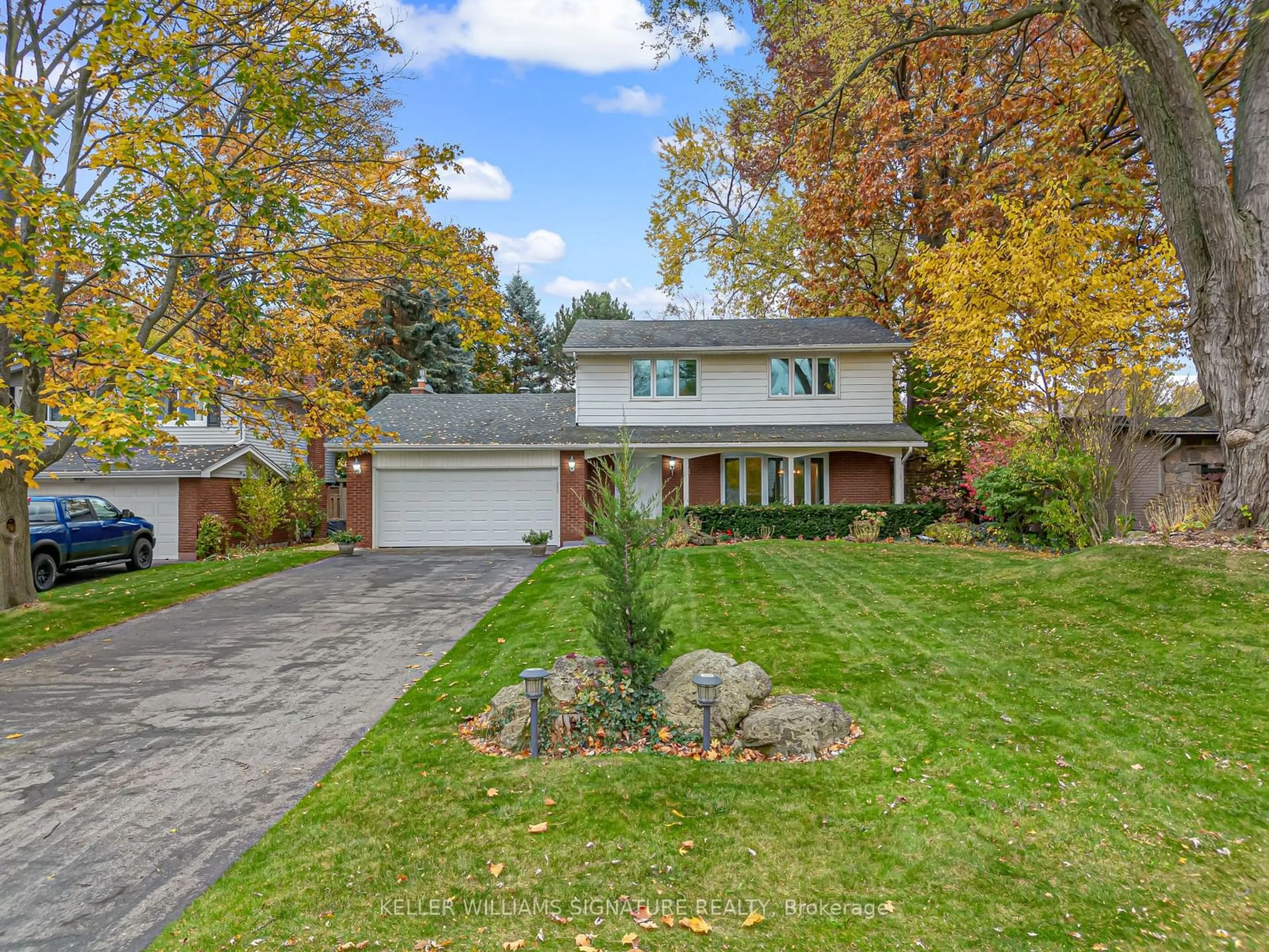 Frontside or backside of a home, the street view for 118 Lynn Crt, Burlington Ontario L7T 1B4