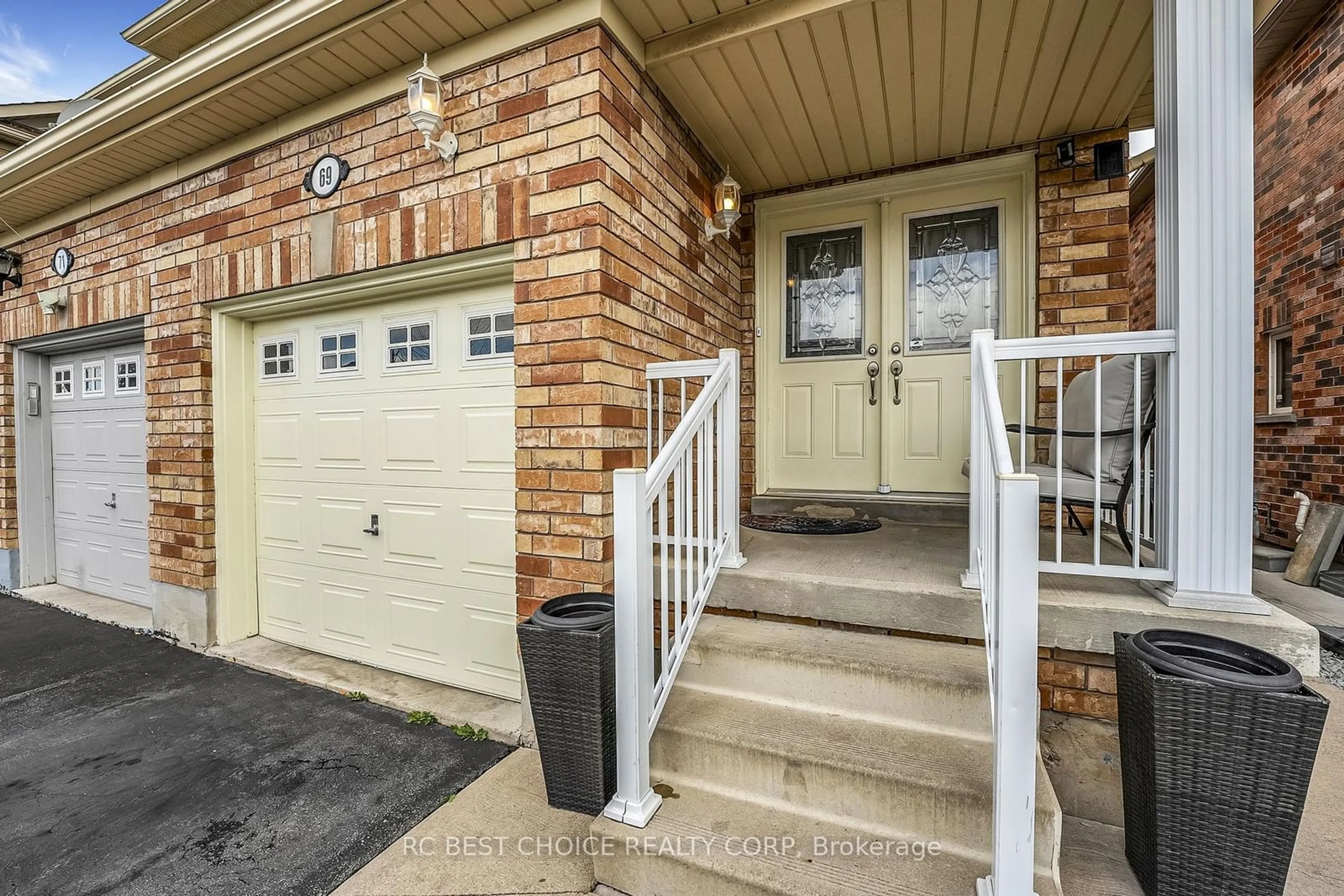 Indoor entryway for 69 Roundstone Dr, Brampton Ontario L6X 0K4