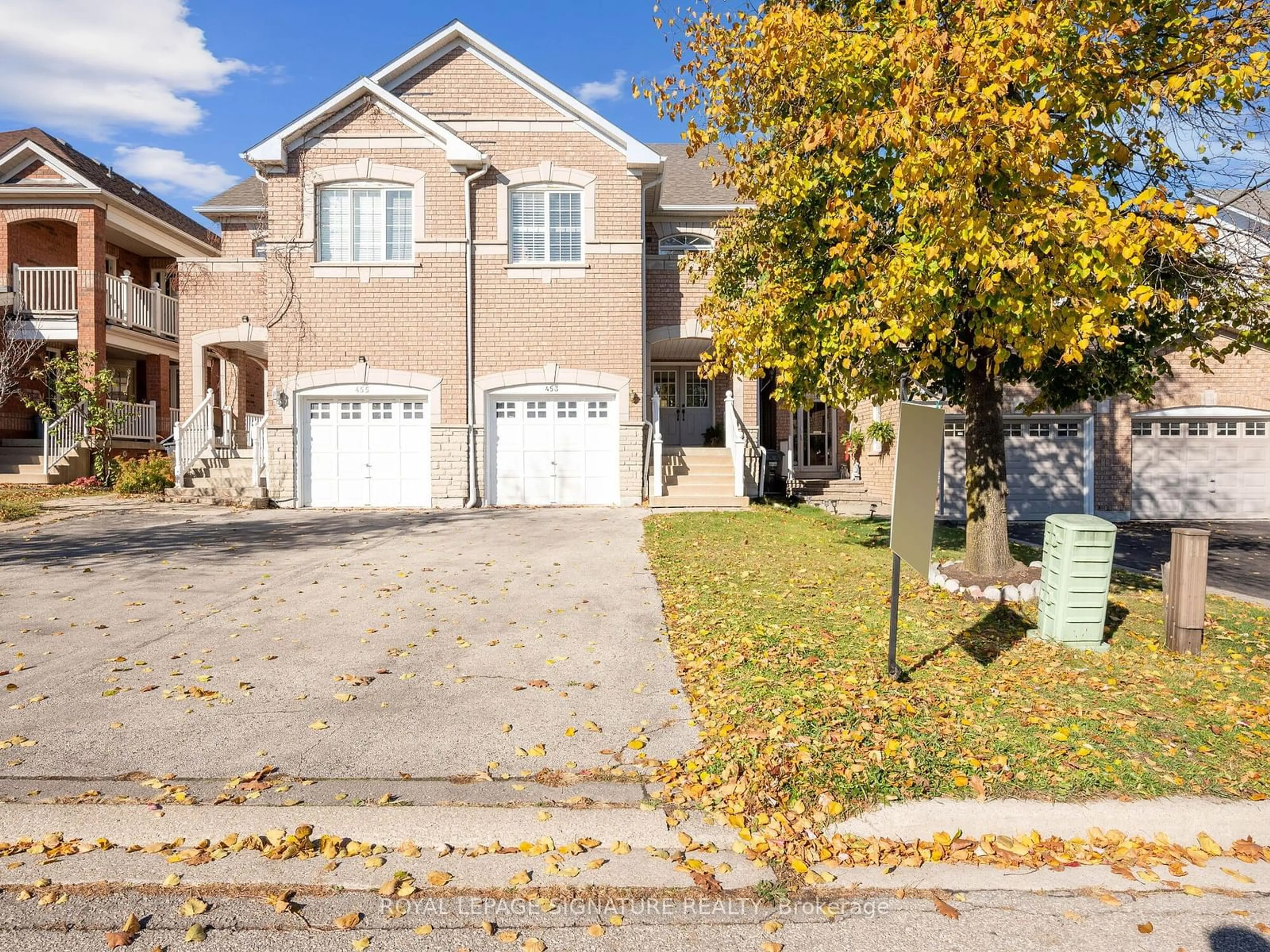 A pic from exterior of the house or condo, the street view for 453 Stonetree Crt, Mississauga Ontario L5B 4H3