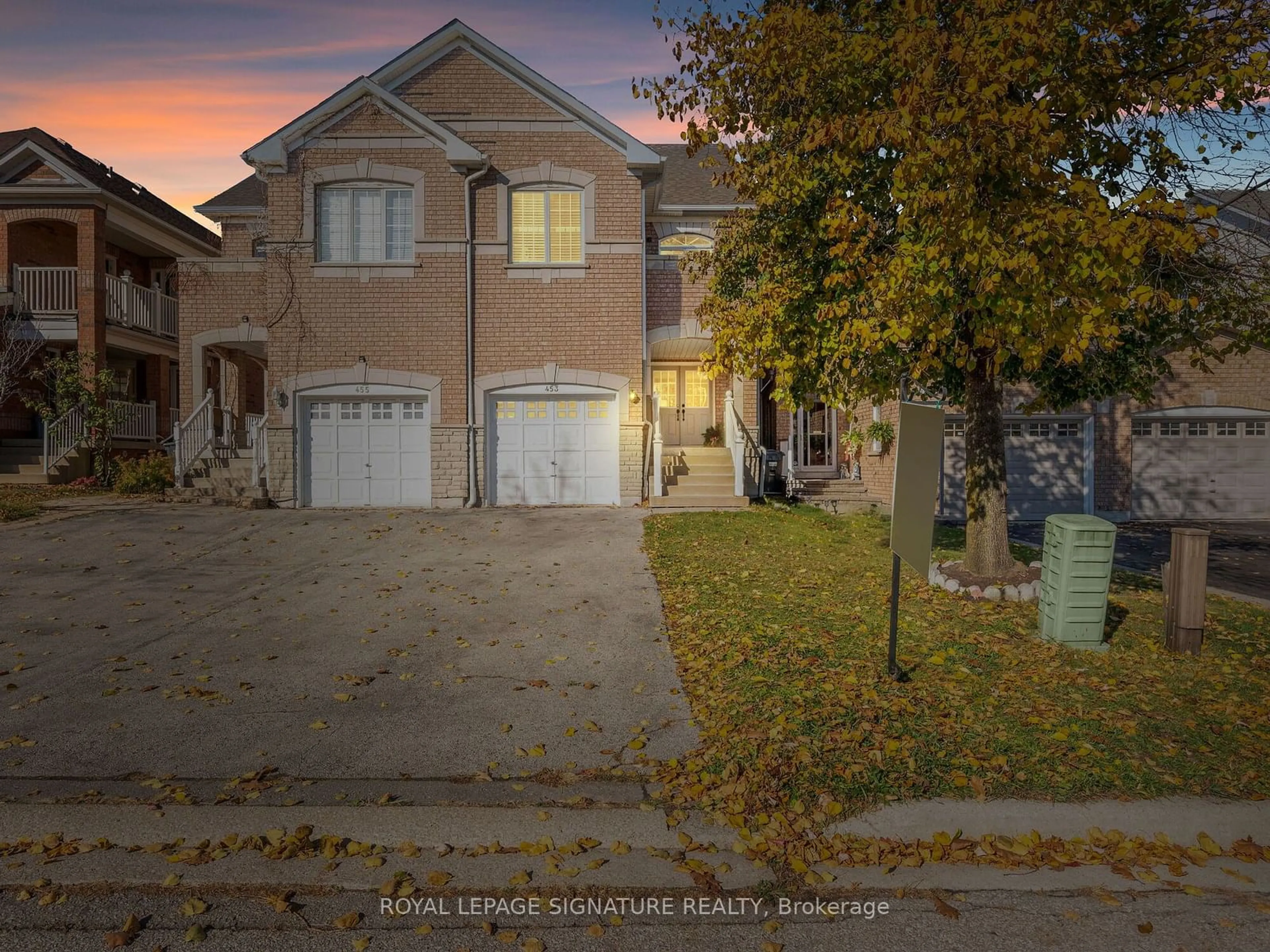 Frontside or backside of a home, the street view for 453 Stonetree Crt, Mississauga Ontario L5B 4H3