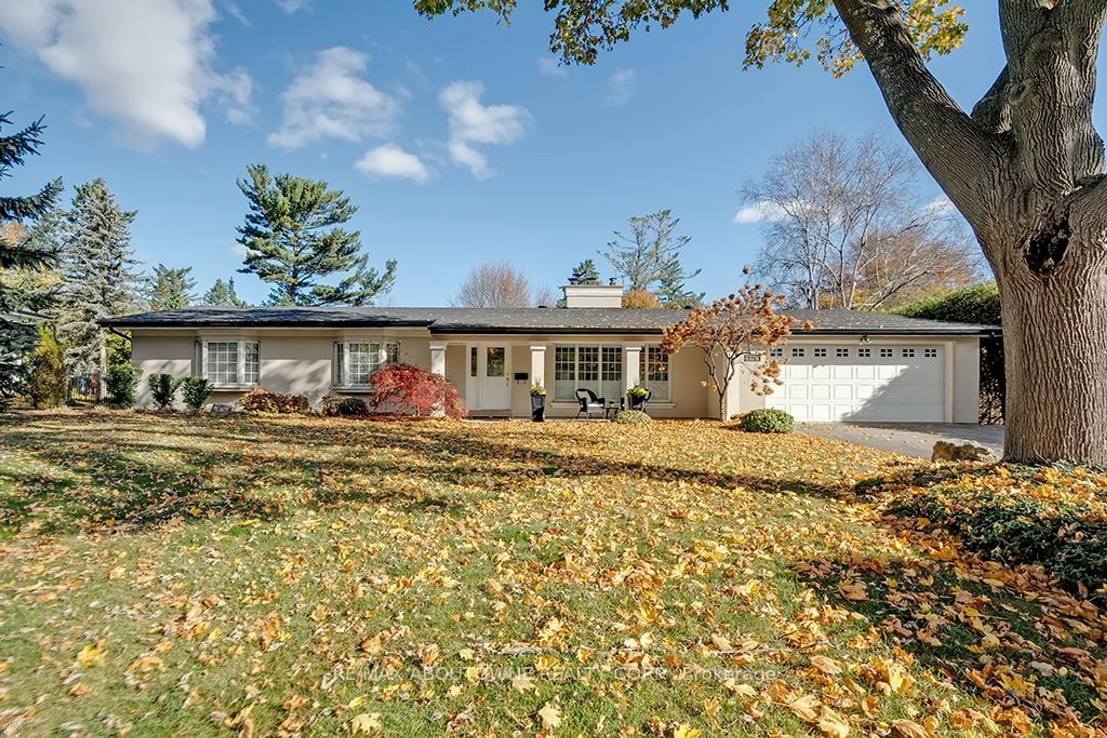 A pic from exterior of the house or condo, the street view for 137 Dornie Rd, Oakville Ontario L6J 4N7