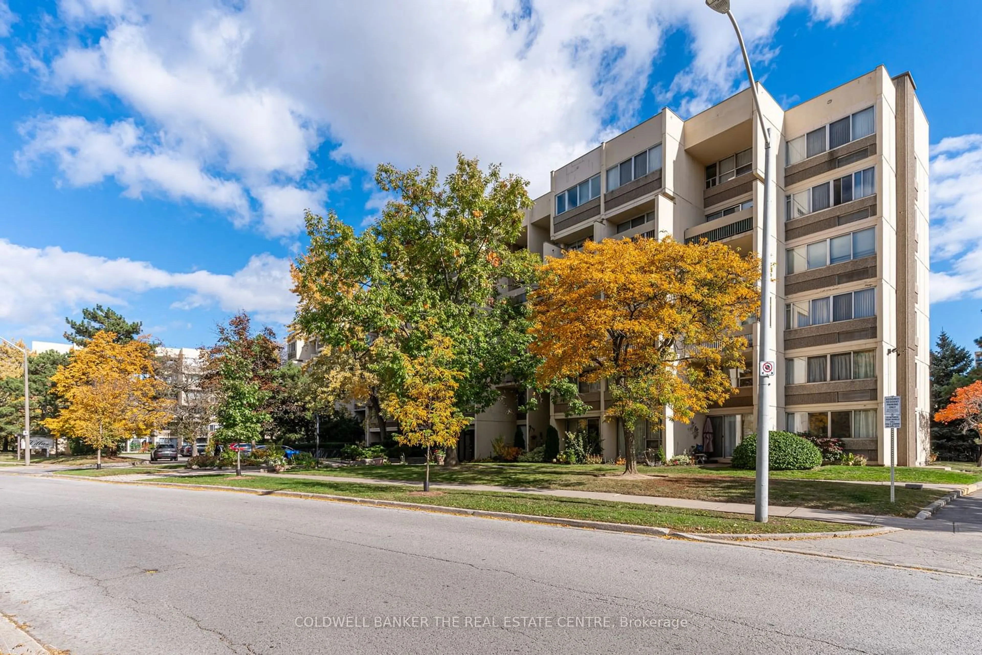 A pic from exterior of the house or condo, the street view for 1300 Marlborough Crt #125, Oakville Ontario L6H 2S2