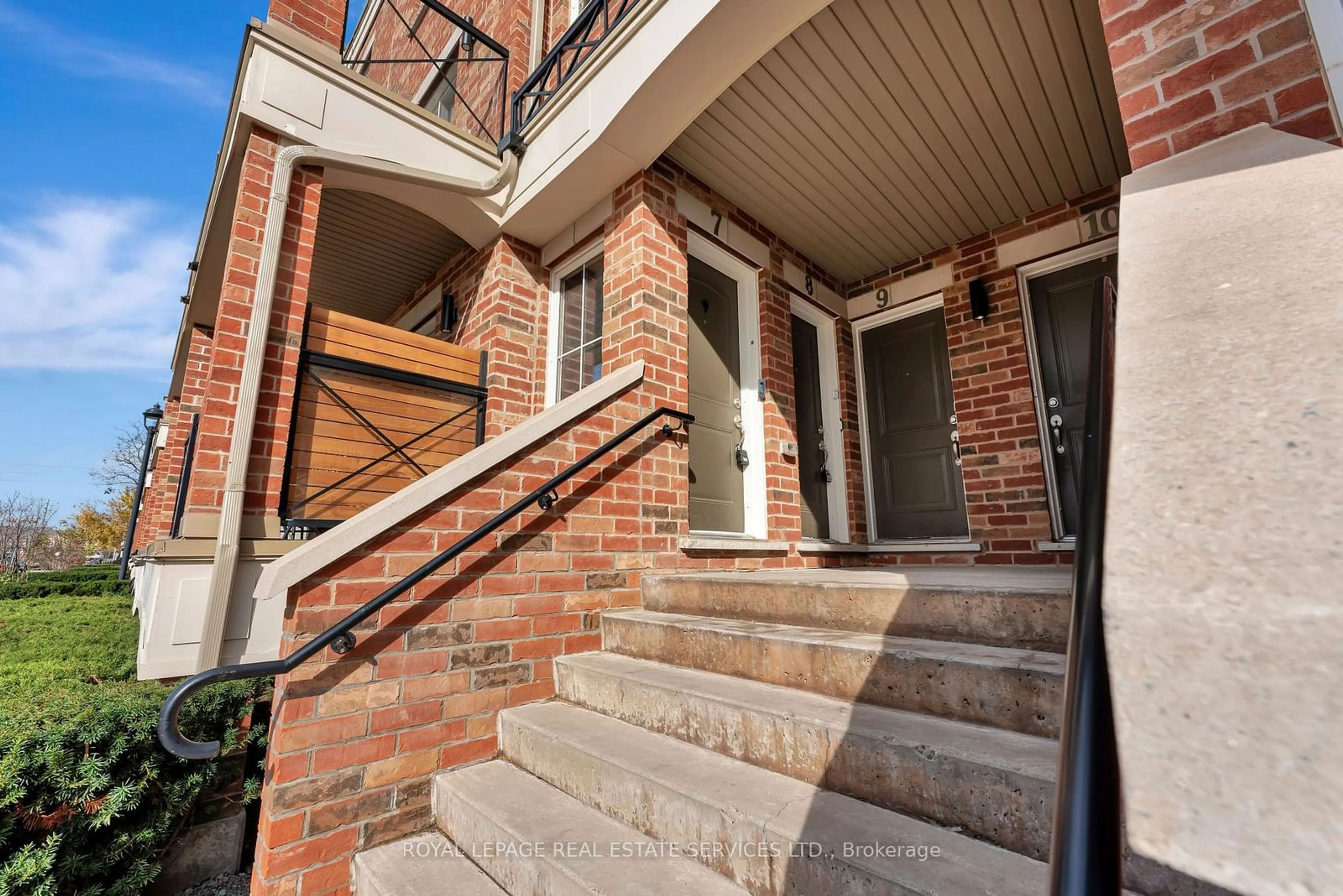 A pic from exterior of the house or condo, the street view for 2563 Sixth Line #7, Oakville Ontario L6H 0H7