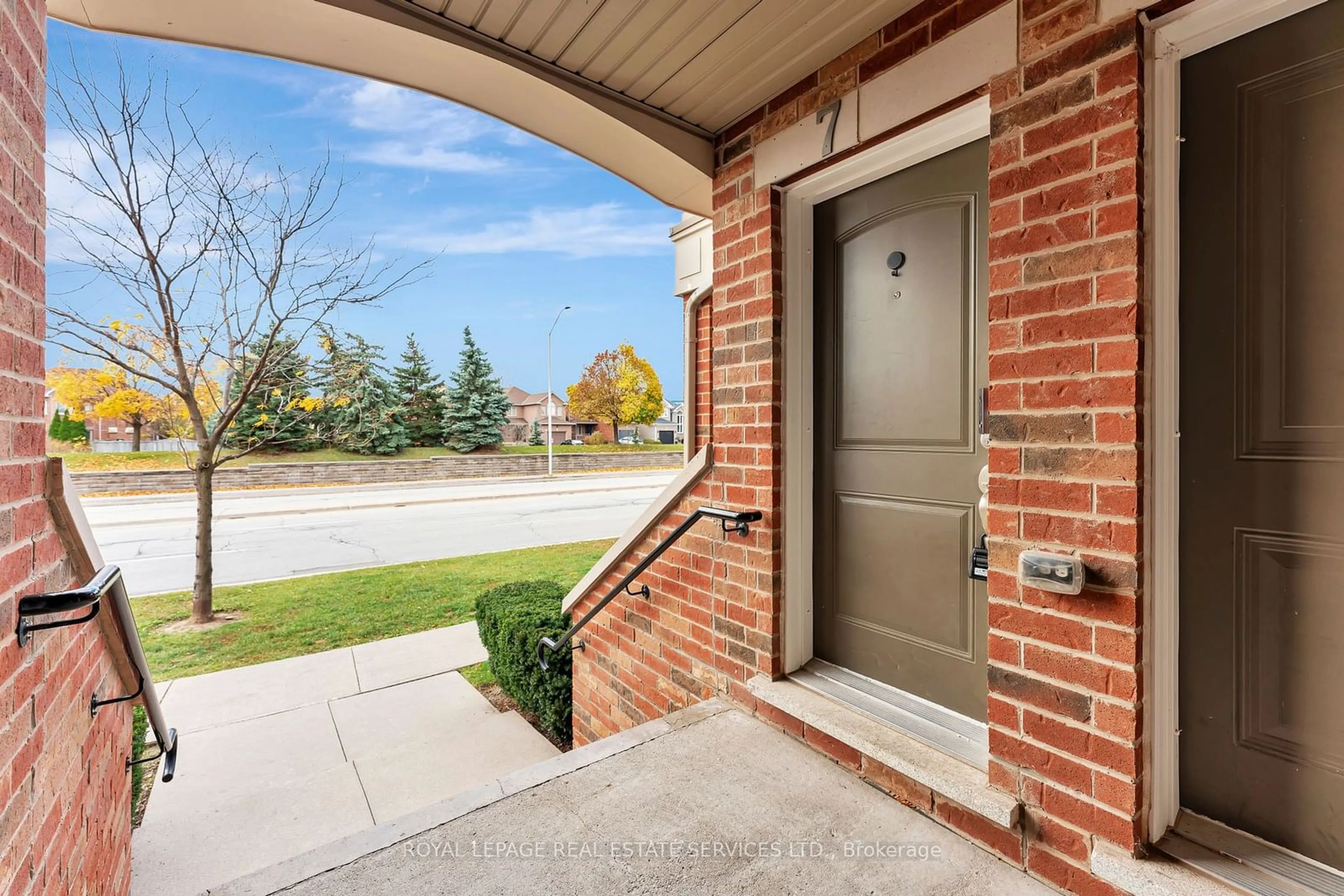 Home with brick exterior material for 2563 Sixth Line #7, Oakville Ontario L6H 0H7