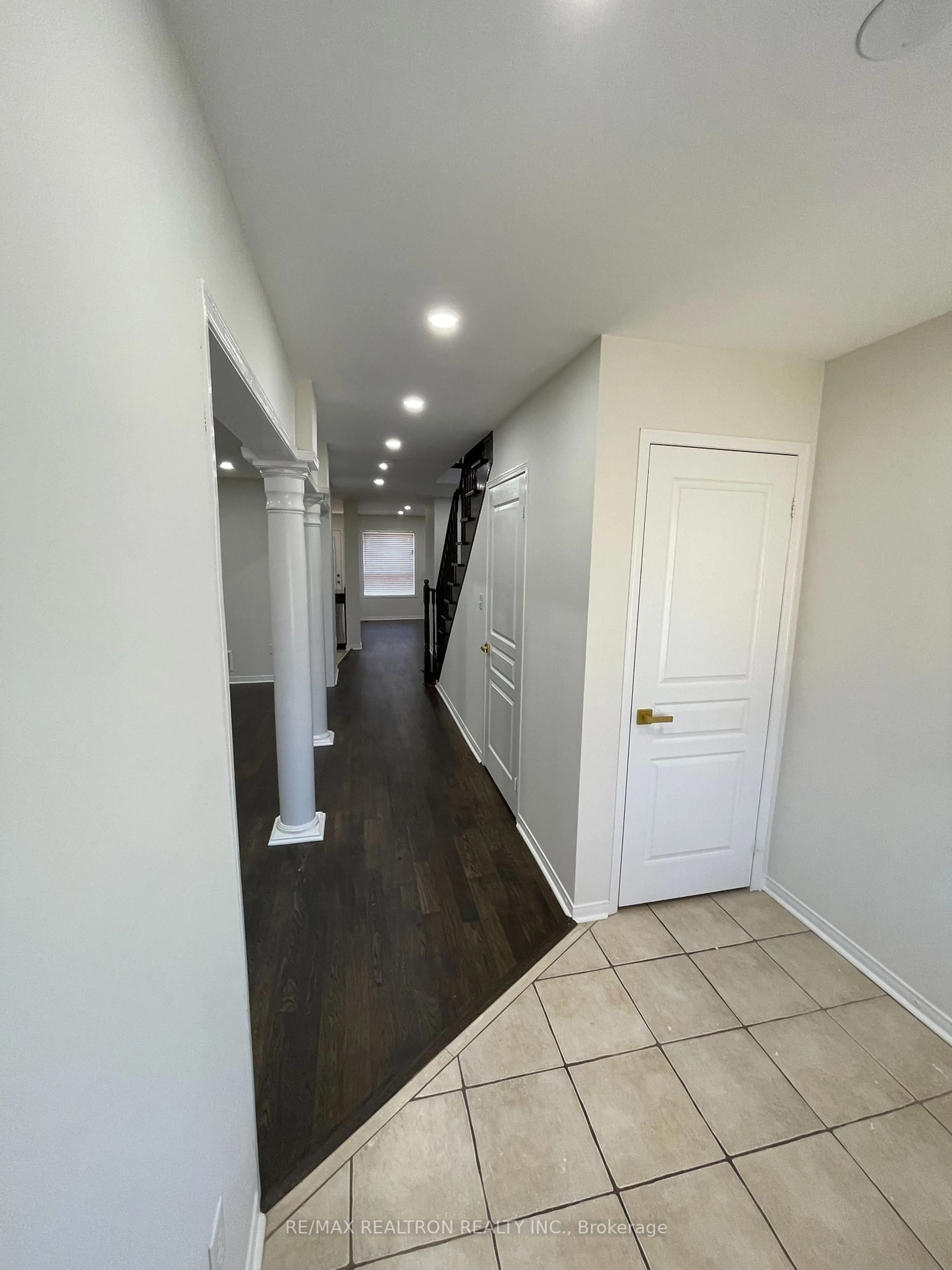 Indoor entryway, wood floors for 2272 Fairmount Dr, Oakville Ontario L6M 5J6