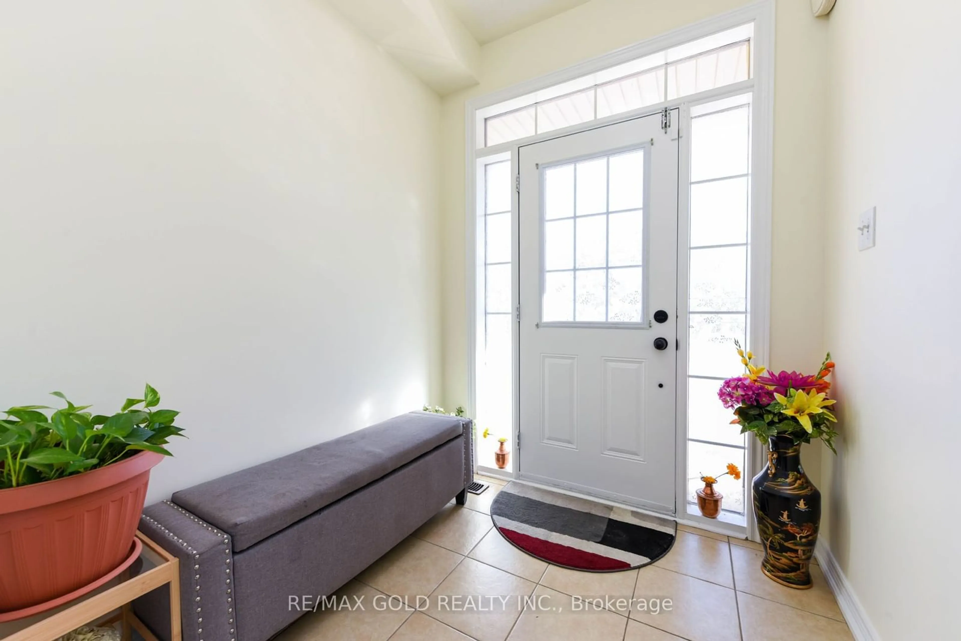 Indoor entryway, wood floors for 86 Crumlin Cres, Brampton Ontario L6X 0Y4