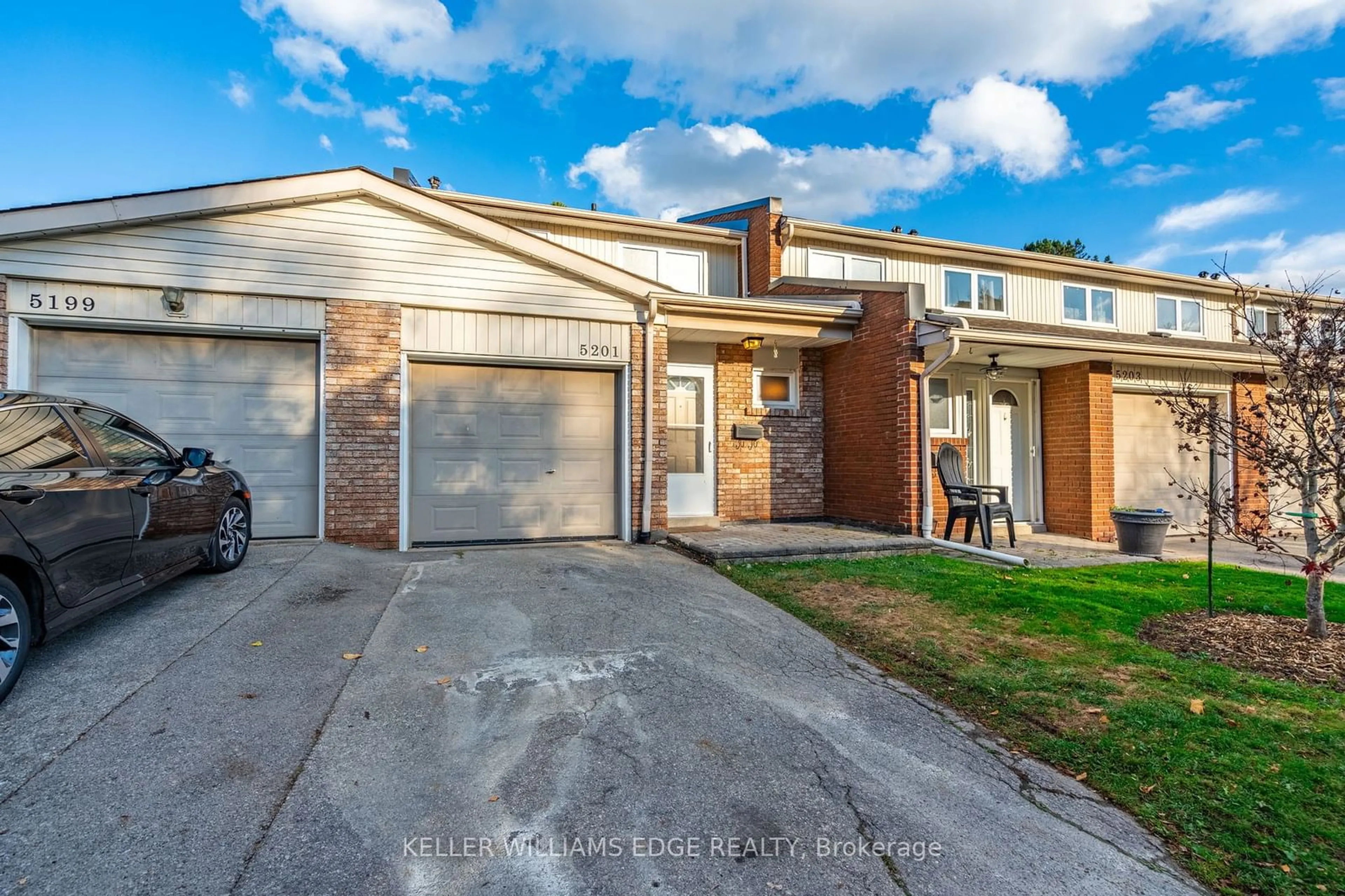 Frontside or backside of a home, the street view for 5201 Banting Crt, Burlington Ontario L7L 2Z4