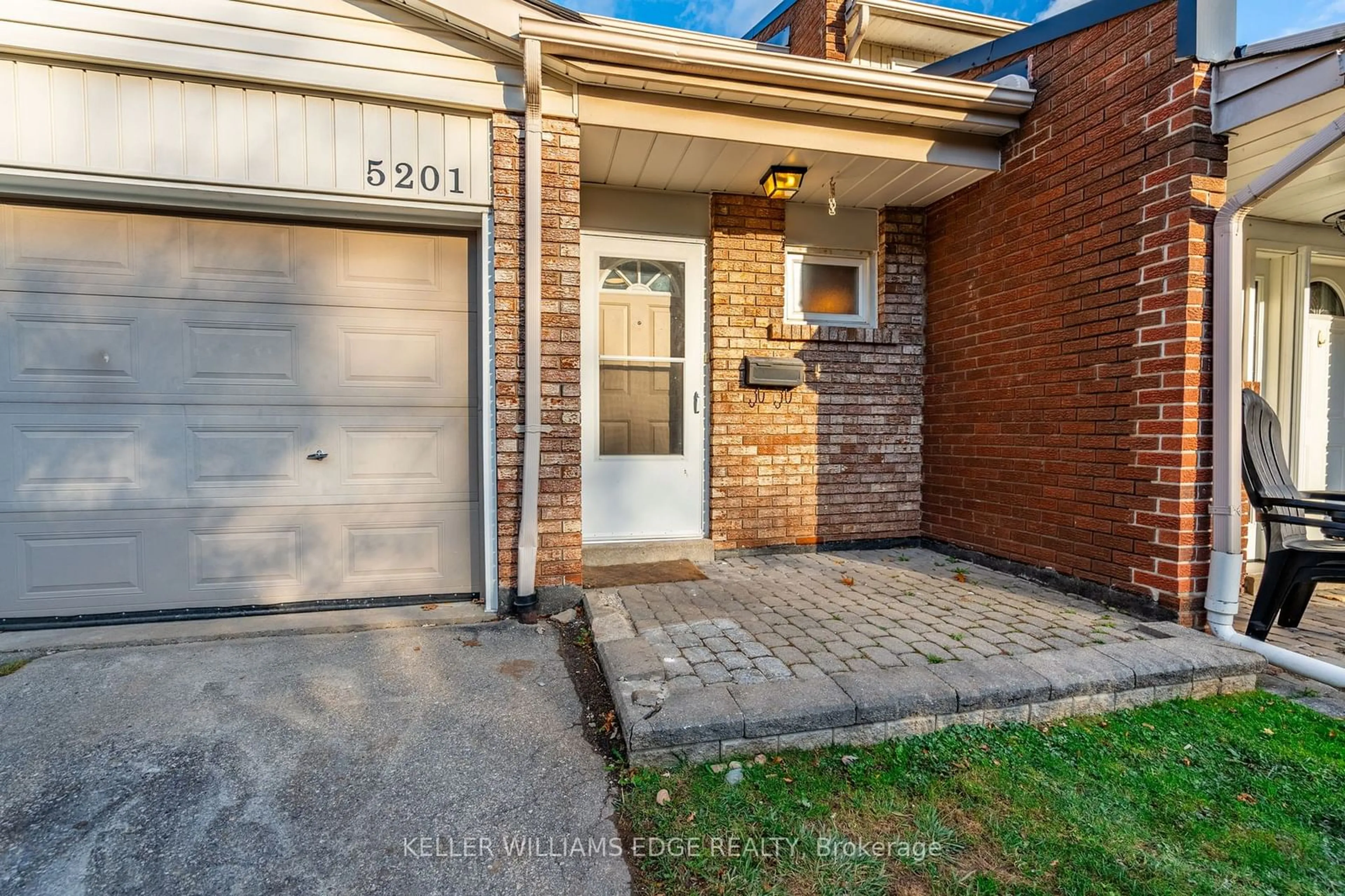 Home with brick exterior material for 5201 Banting Crt, Burlington Ontario L7L 2Z4