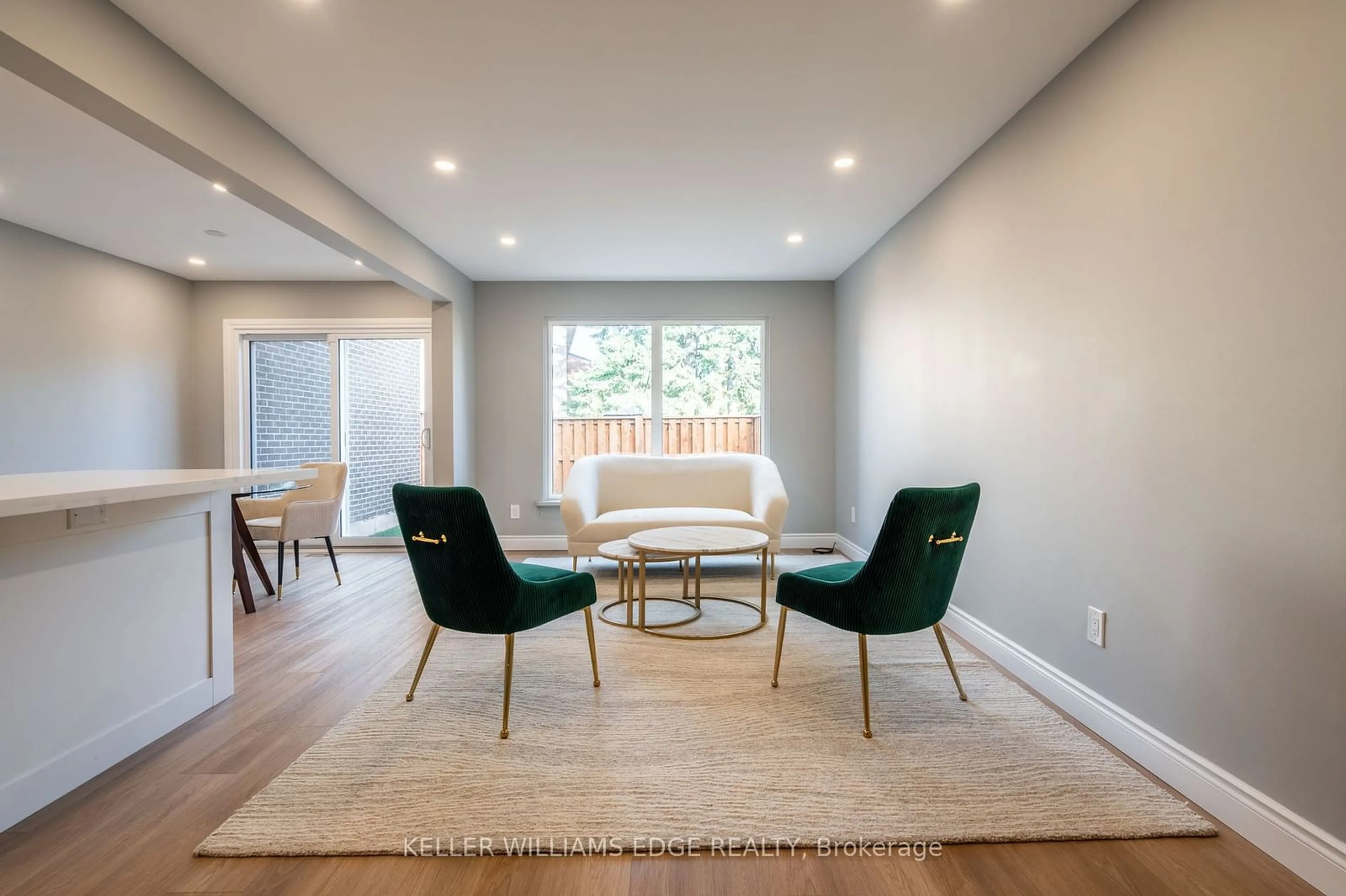 Living room, wood floors for 5201 Banting Crt, Burlington Ontario L7L 2Z4