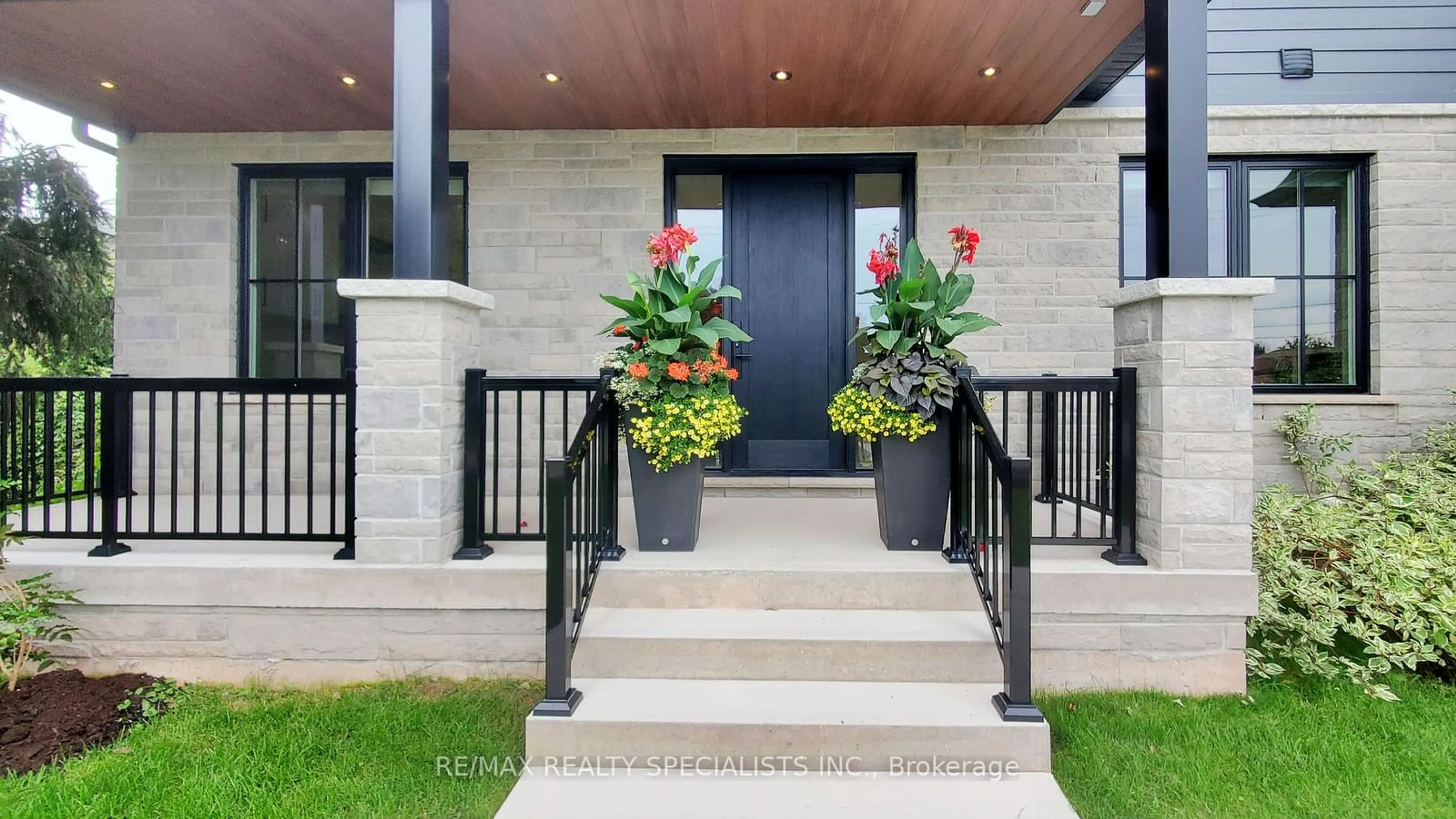 Indoor entryway, ceramic floors for 212 Southview Rd, Oakville Ontario L6K 2P4