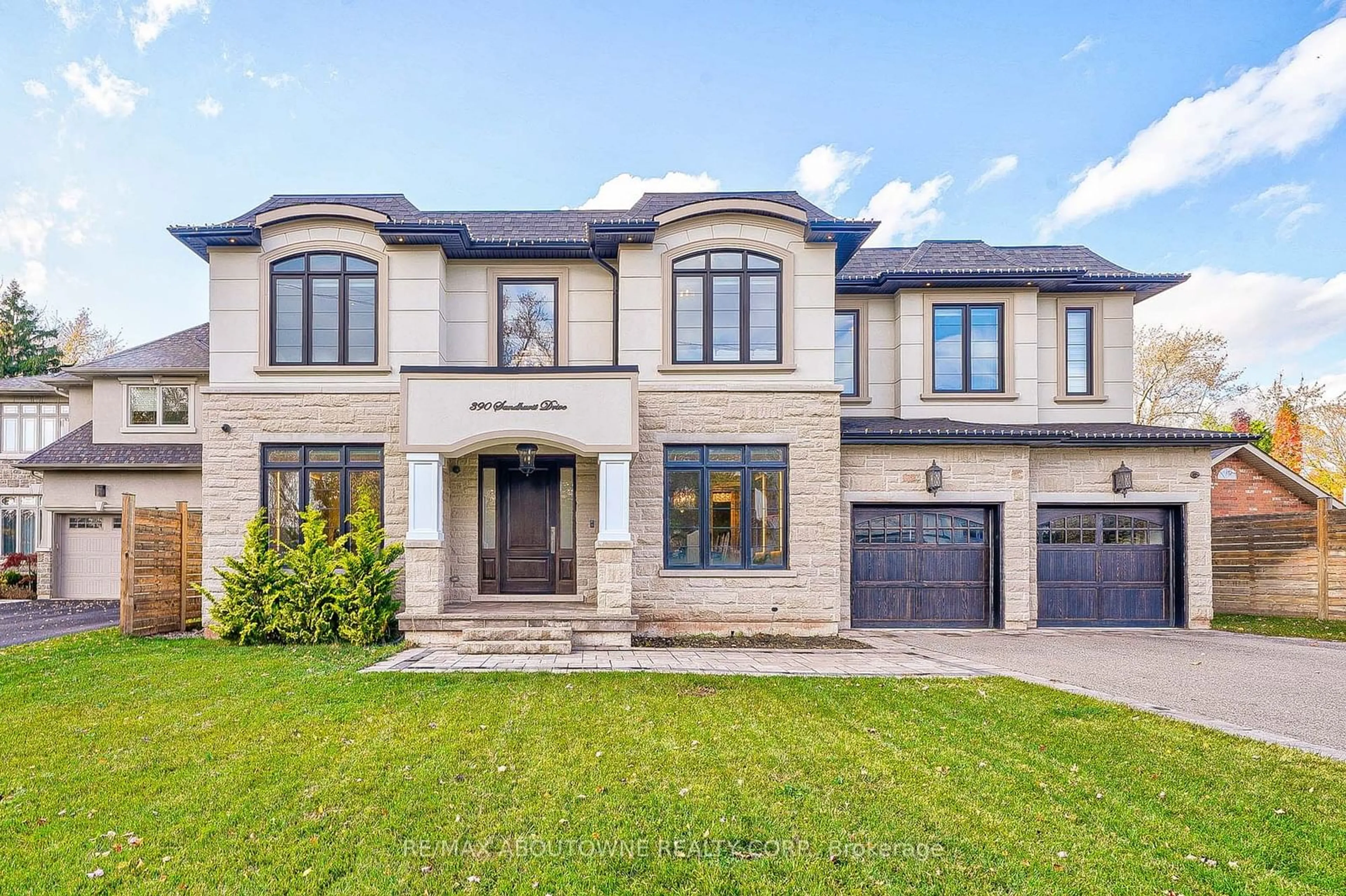 Home with brick exterior material for 390 Sandhurst Dr, Oakville Ontario L6L 4L3