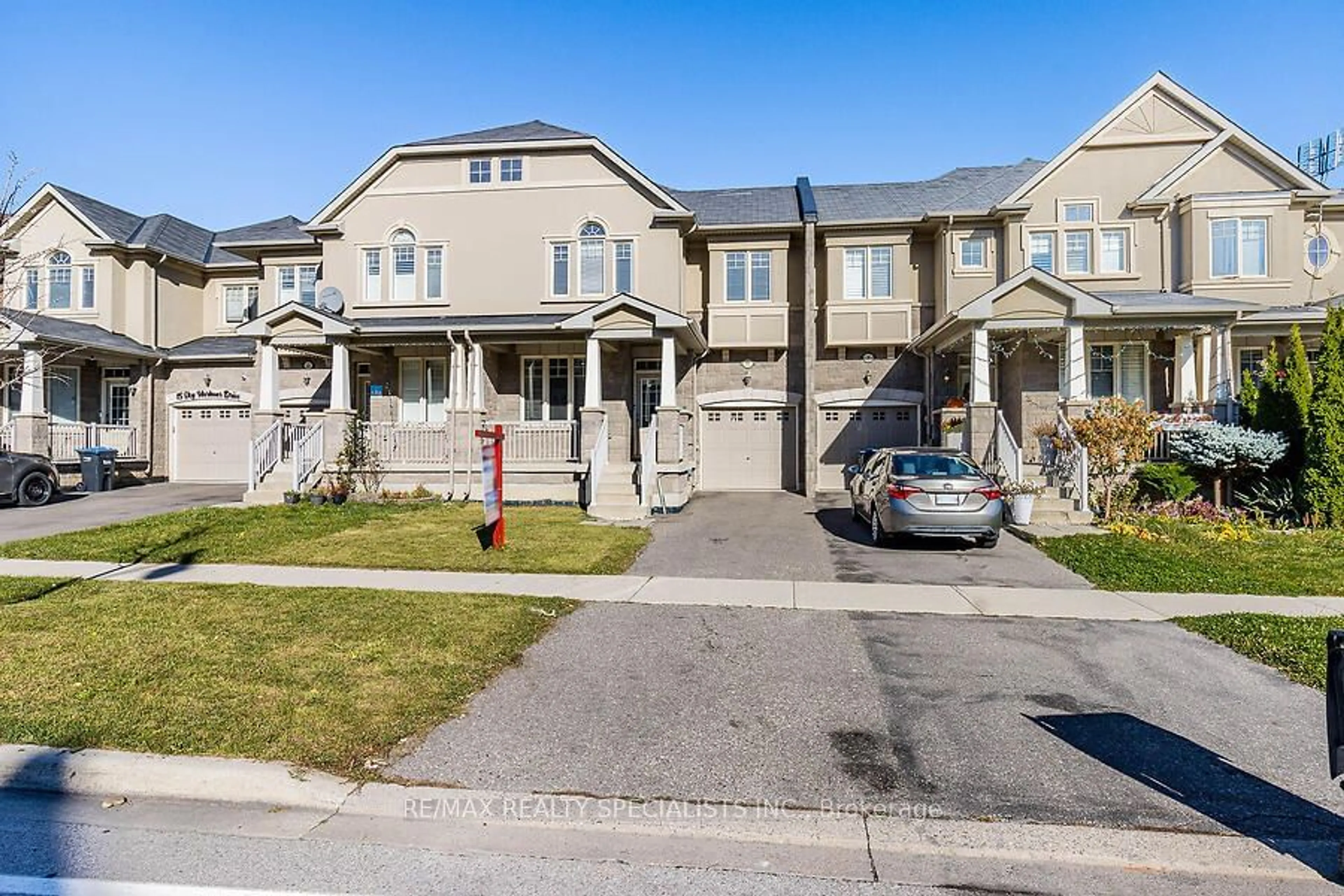 A pic from exterior of the house or condo, the street view for 11 SKY HARBOUR Dr, Brampton Ontario L6Y 0V7