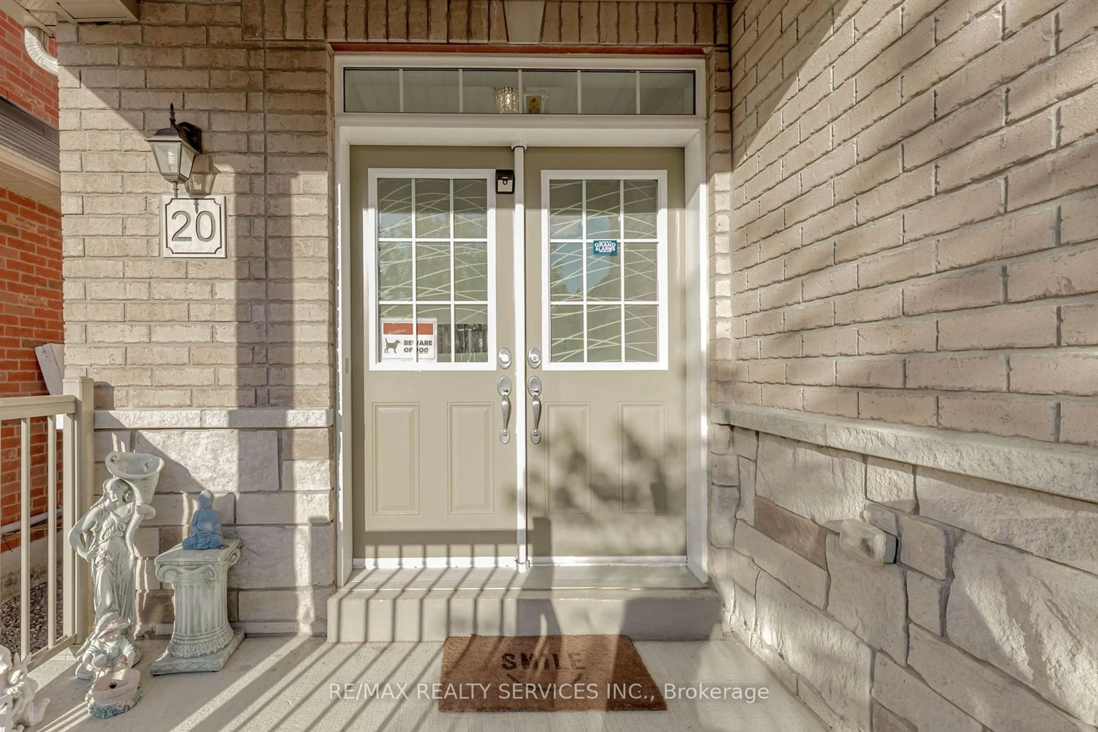 Indoor entryway, wood floors for 20 Blackberry Valley Cres, Caledon Ontario L7C 3Z7