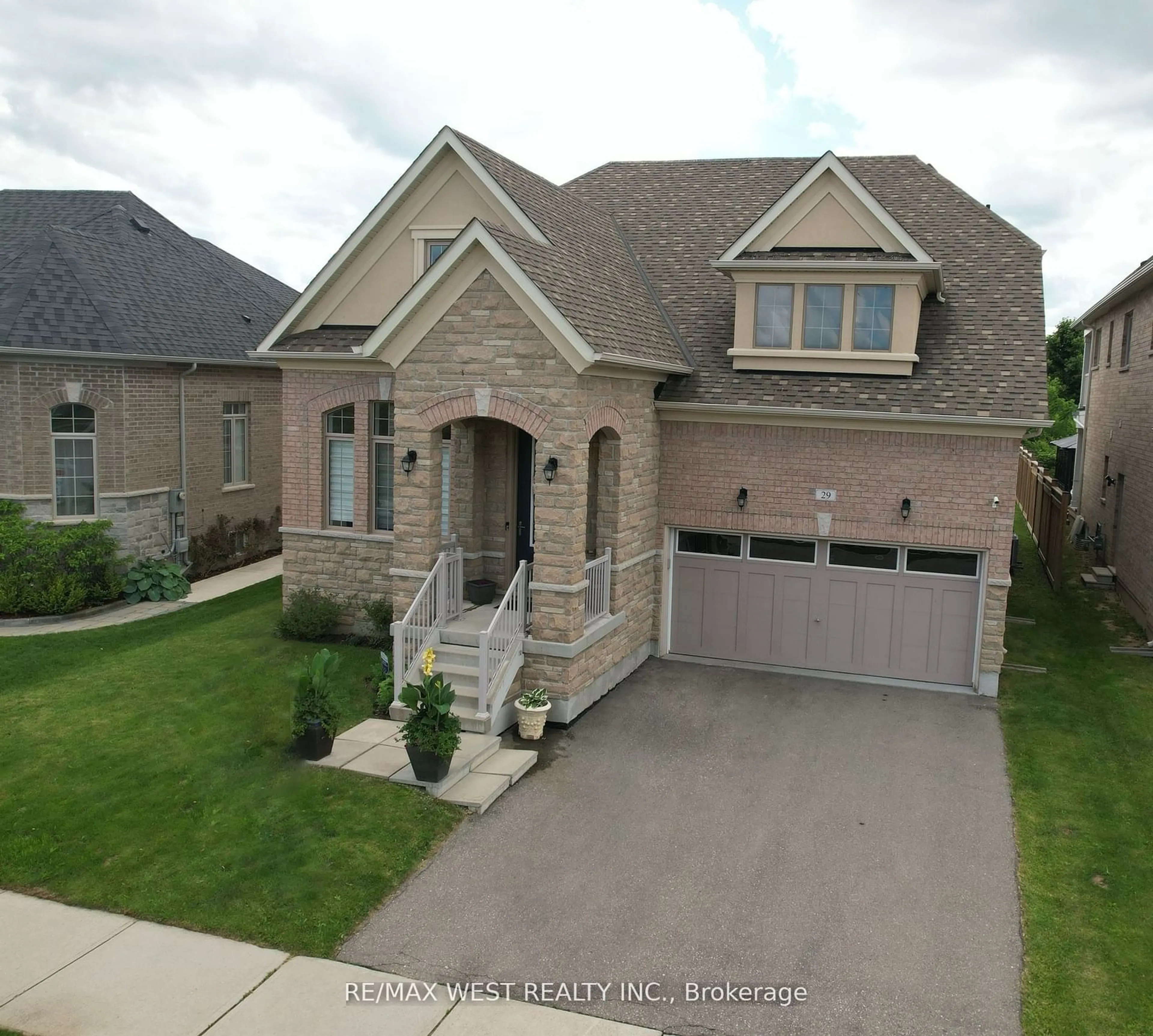 Frontside or backside of a home, the street view for 29 NorthWest Crt, Halton Hills Ontario L7G 0K8