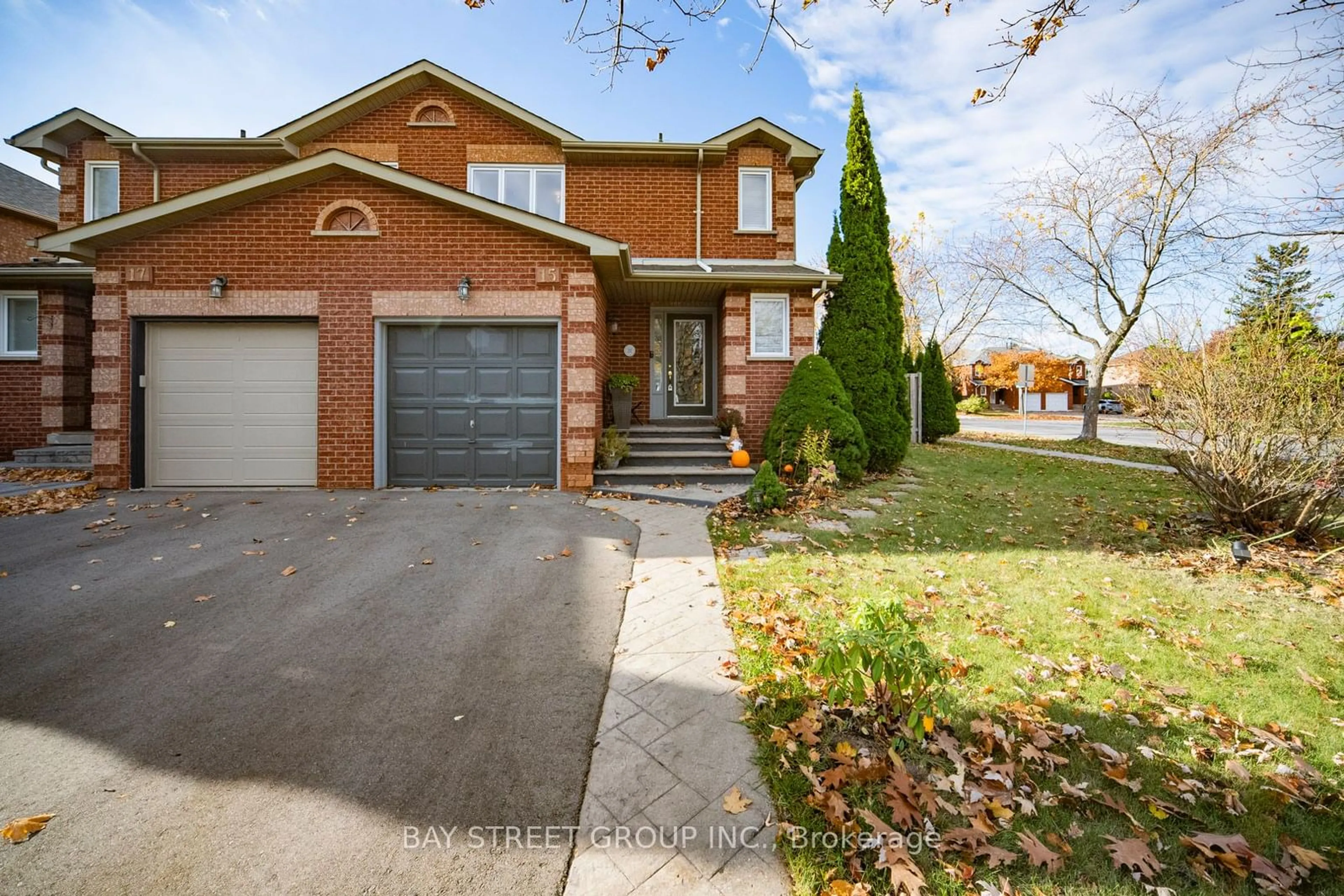 Home with brick exterior material for 15 Inverhuron Tr, Oakville Ontario L6H 5Z6