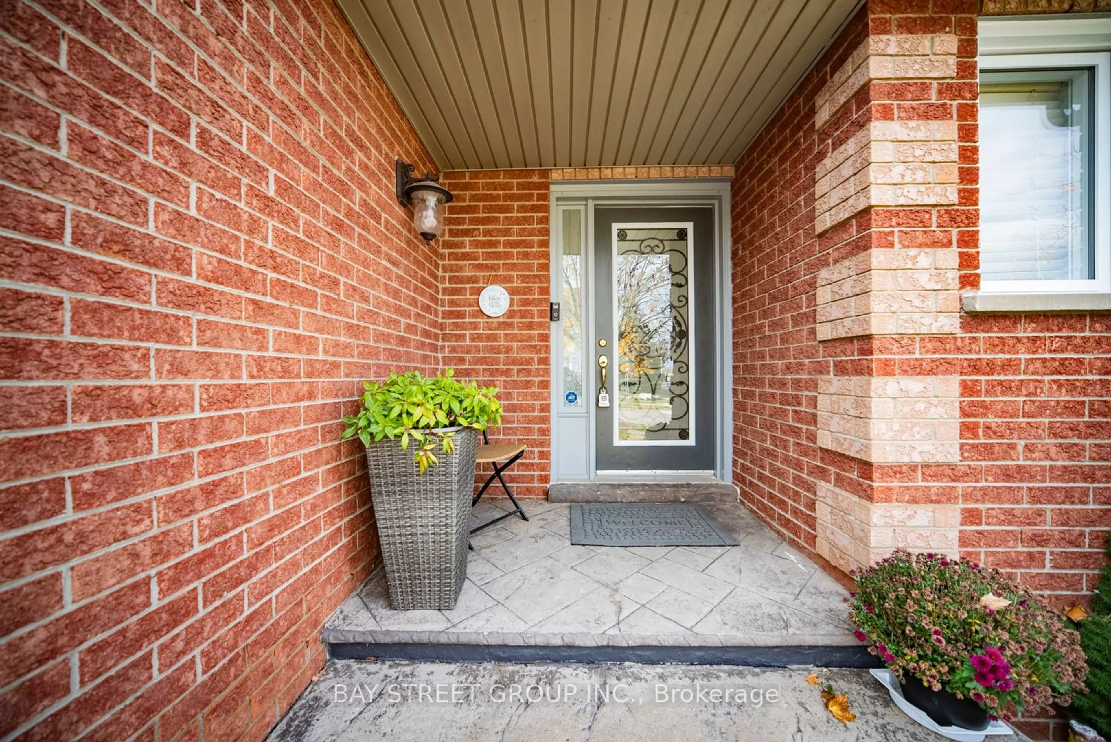 Home with brick exterior material for 15 Inverhuron Tr, Oakville Ontario L6H 5Z6