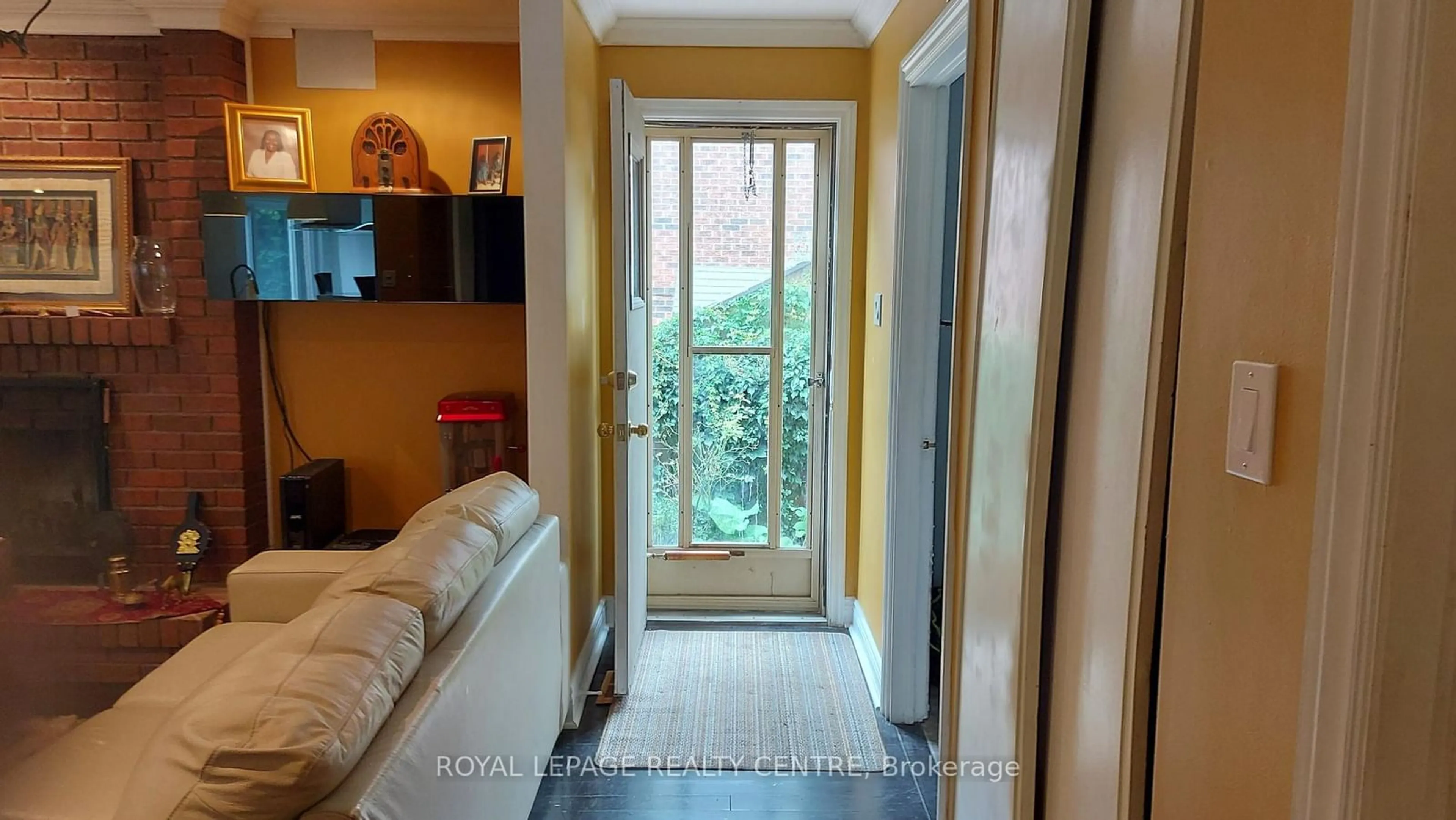 Indoor entryway, wood floors for 1768 Sherwood Forrest Circ, Mississauga Ontario L5K 2H6