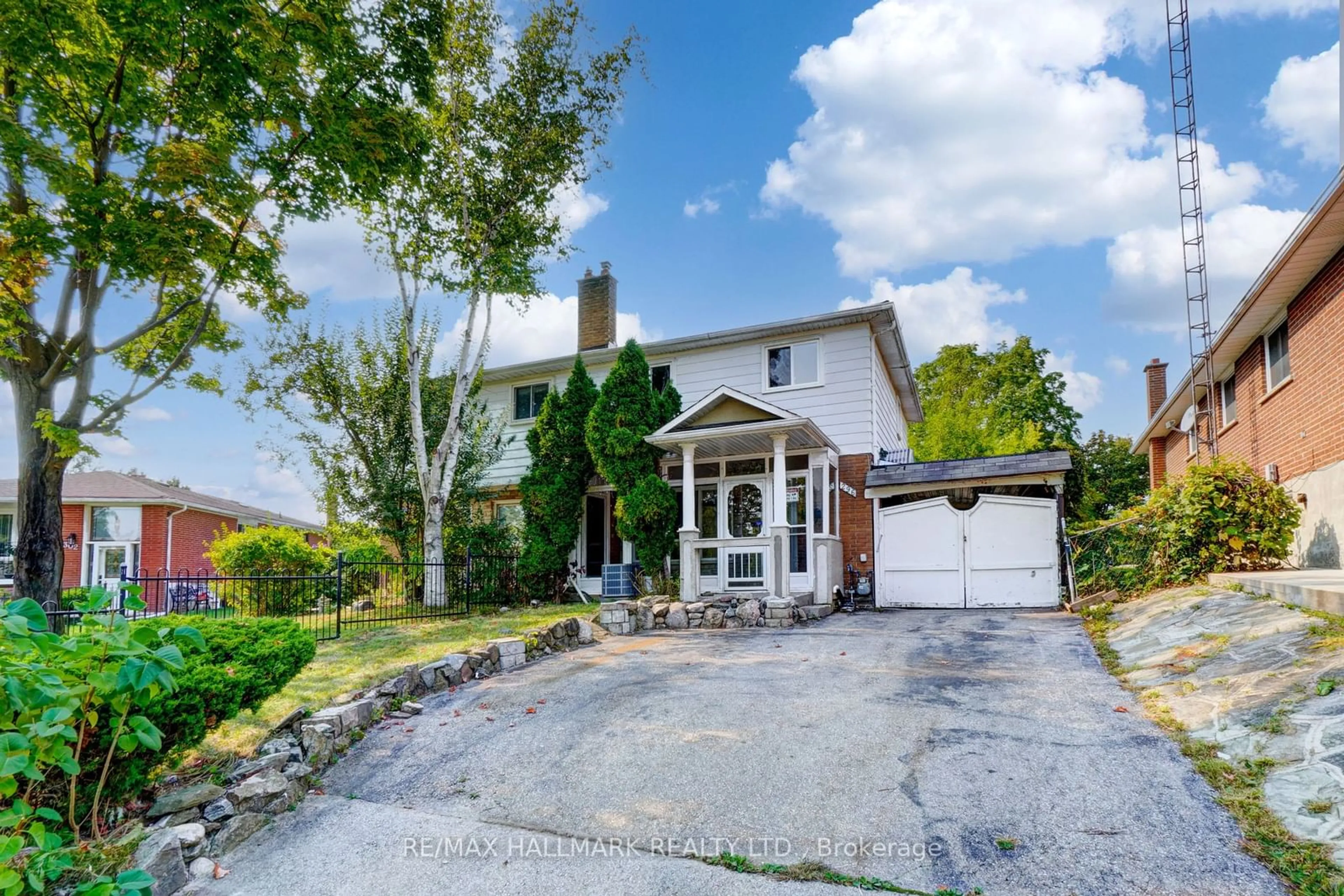 Frontside or backside of a home, cottage for 296 Lara Woods, Mississauga Ontario L5A 3A9