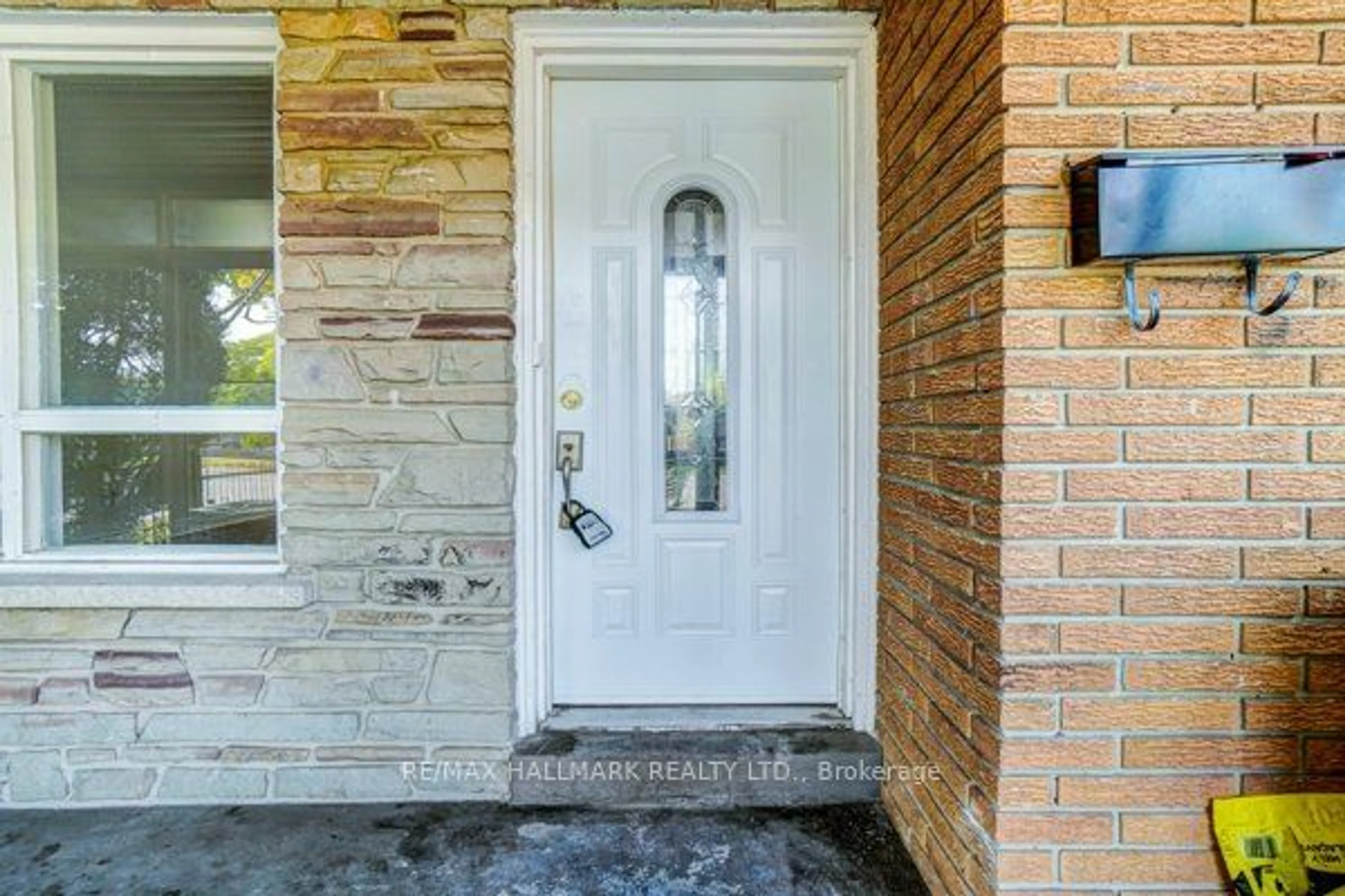 Indoor entryway, wood floors for 296 Lara Woods, Mississauga Ontario L5A 3A9