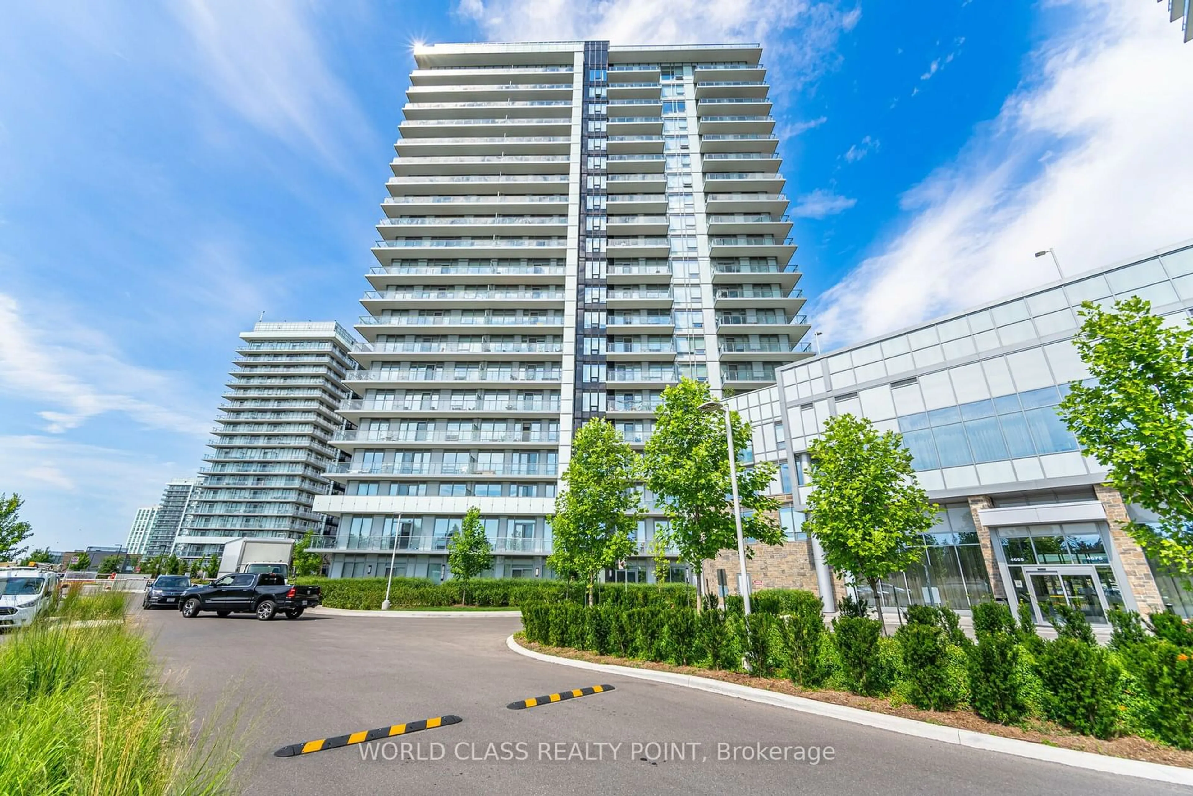 A pic from exterior of the house or condo, the street view for 4655 Metcalfe Ave #102B, Mississauga Ontario L5M 0Z7