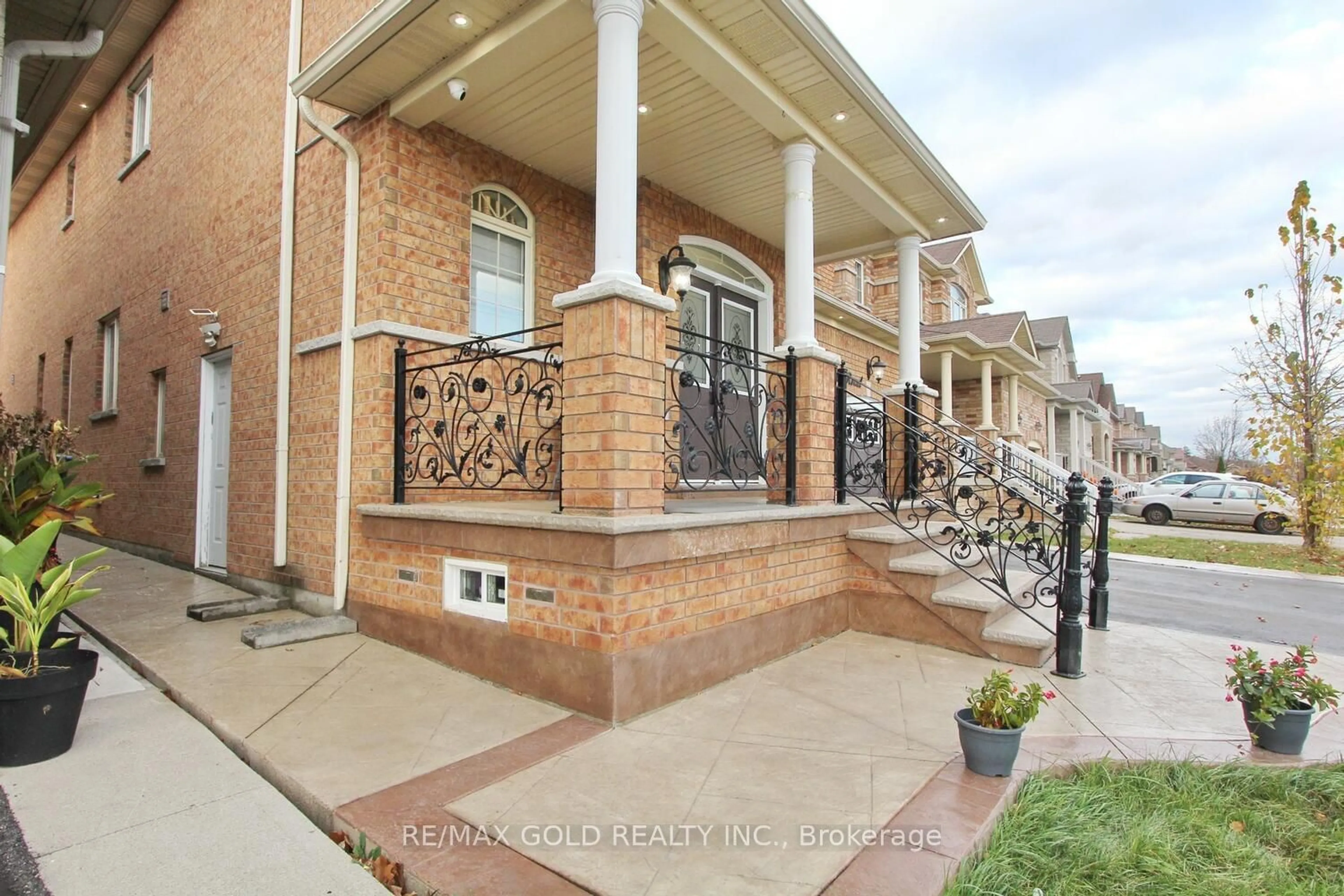 A pic from exterior of the house or condo, the street view for 42 Strathdale Rd, Brampton Ontario L6P 2Y1