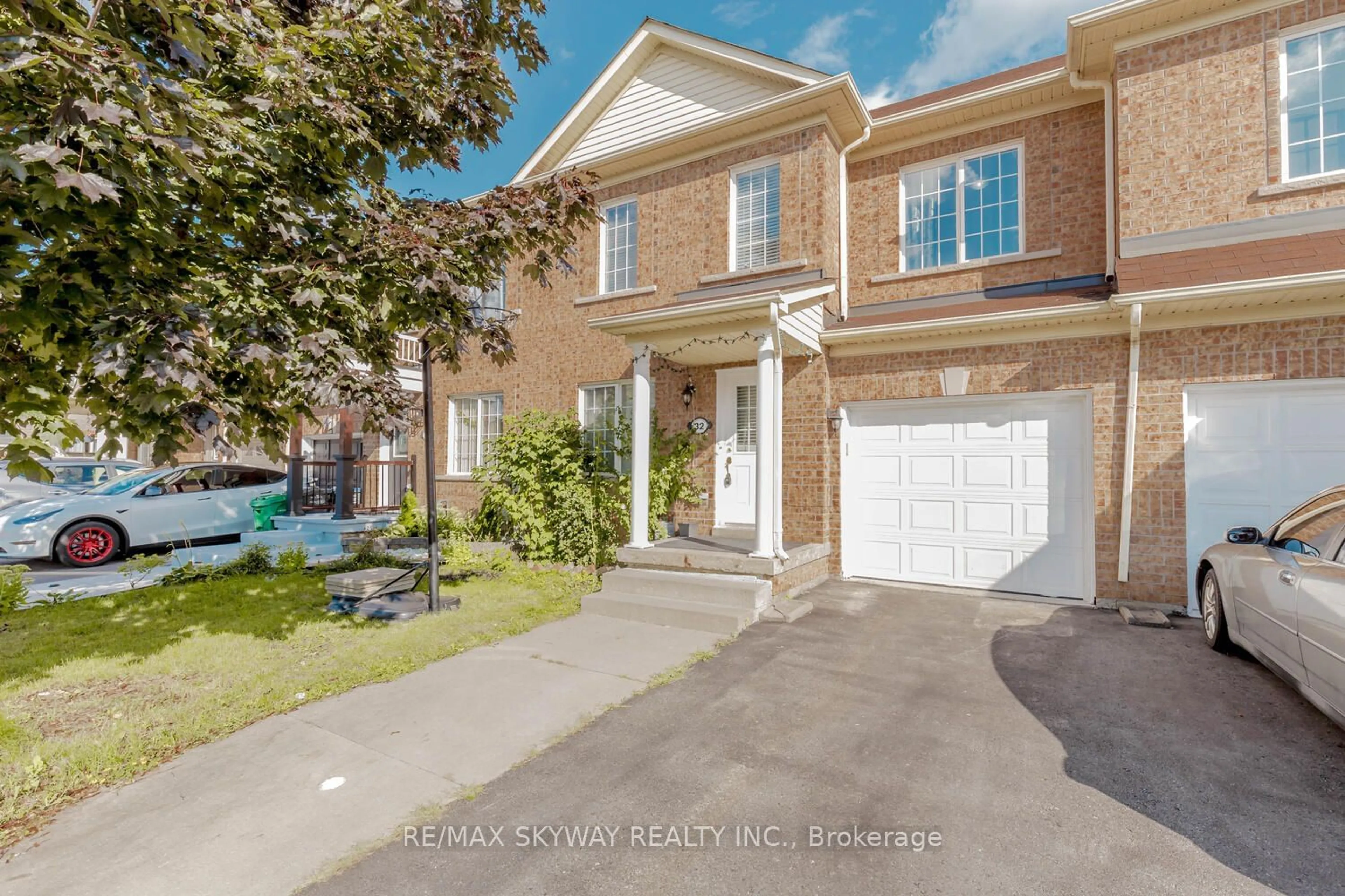 A pic from exterior of the house or condo, the street view for 32 Olivett Lane, Brampton Ontario L7A 2X3