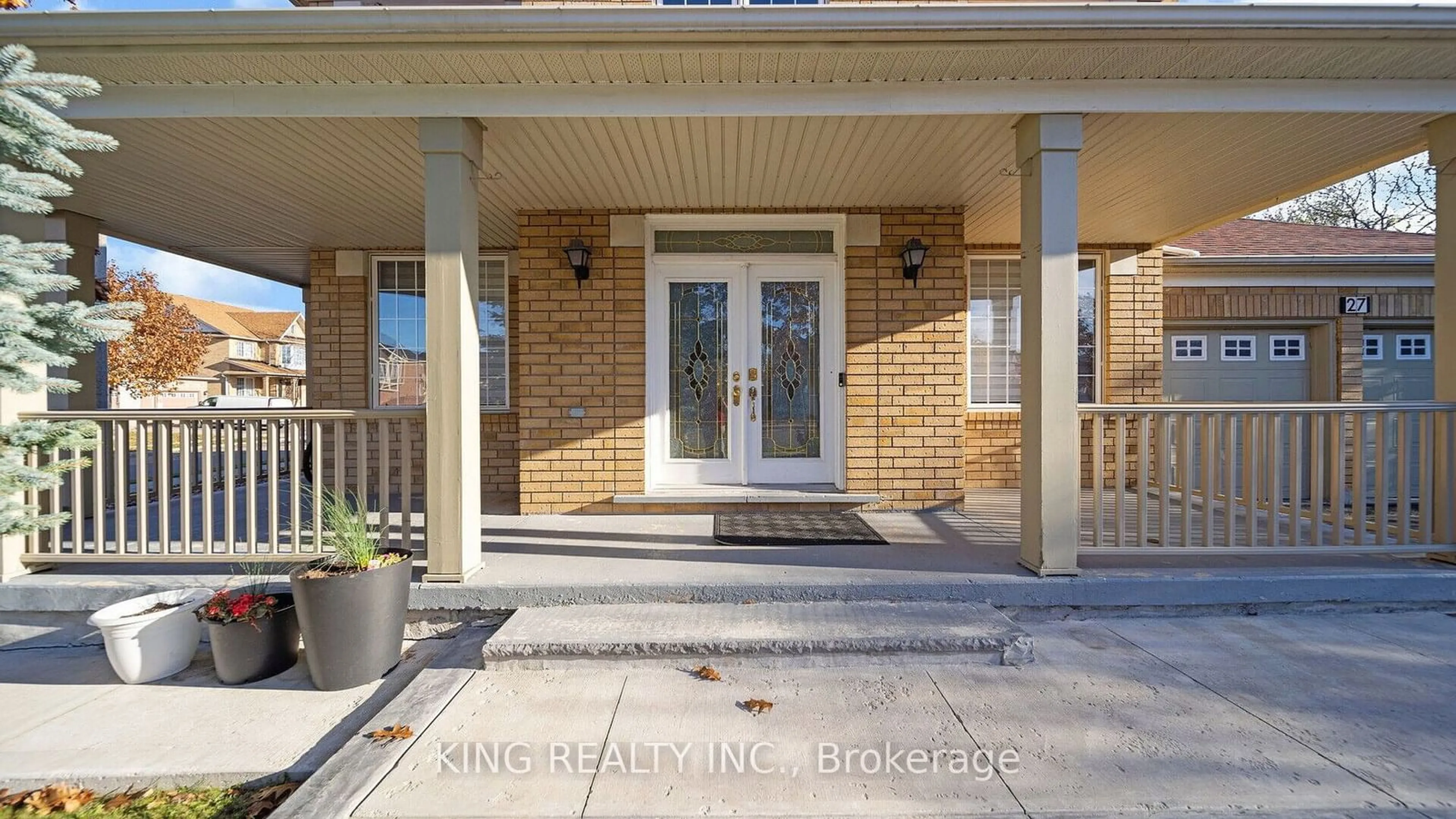 Indoor entryway, wood floors for 27 Braydon Blvd, Brampton Ontario L6P 1G4