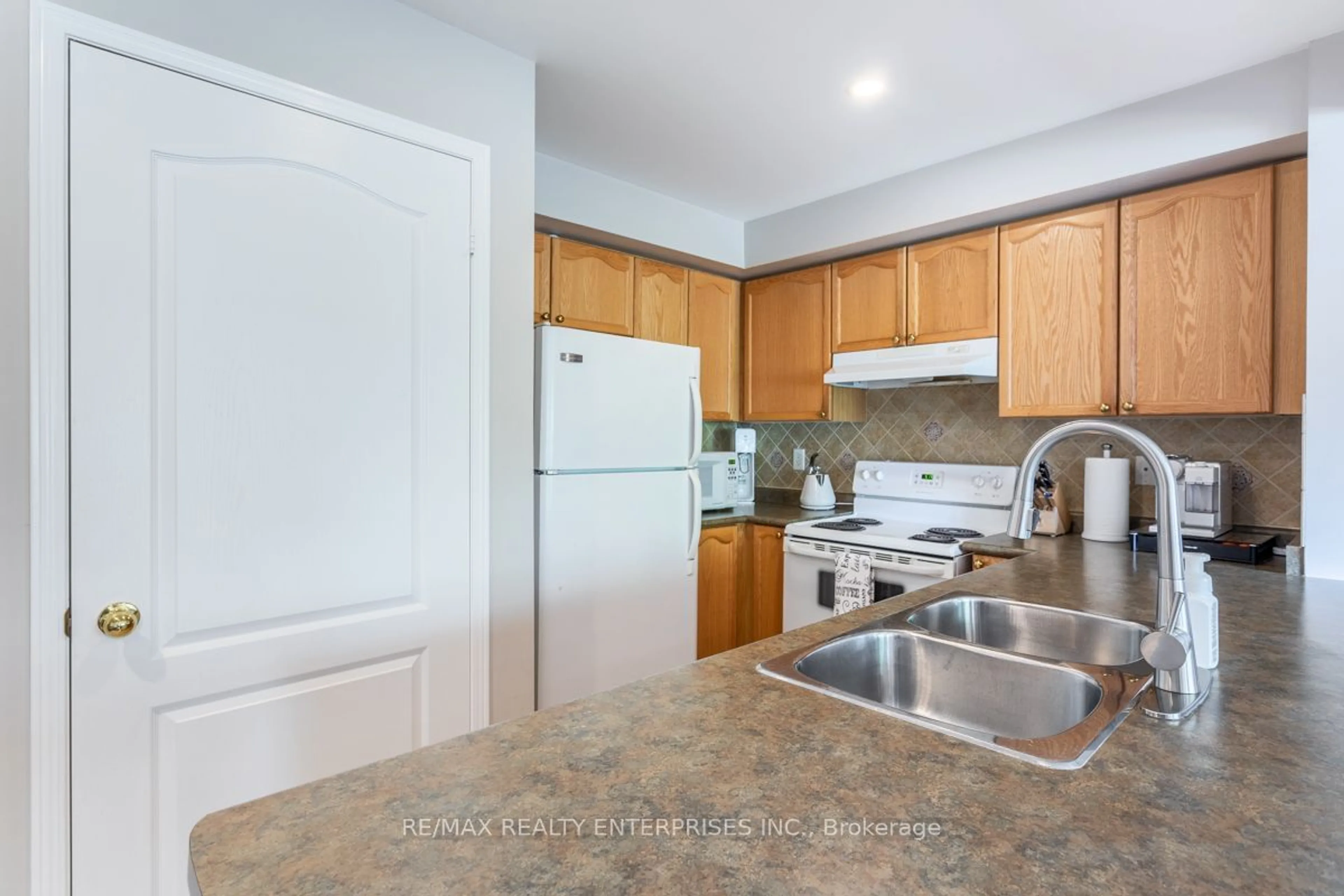 Standard kitchen, wood floors, cottage for 5050 Intrepid Dr #72, Mississauga Ontario L5M 0E6