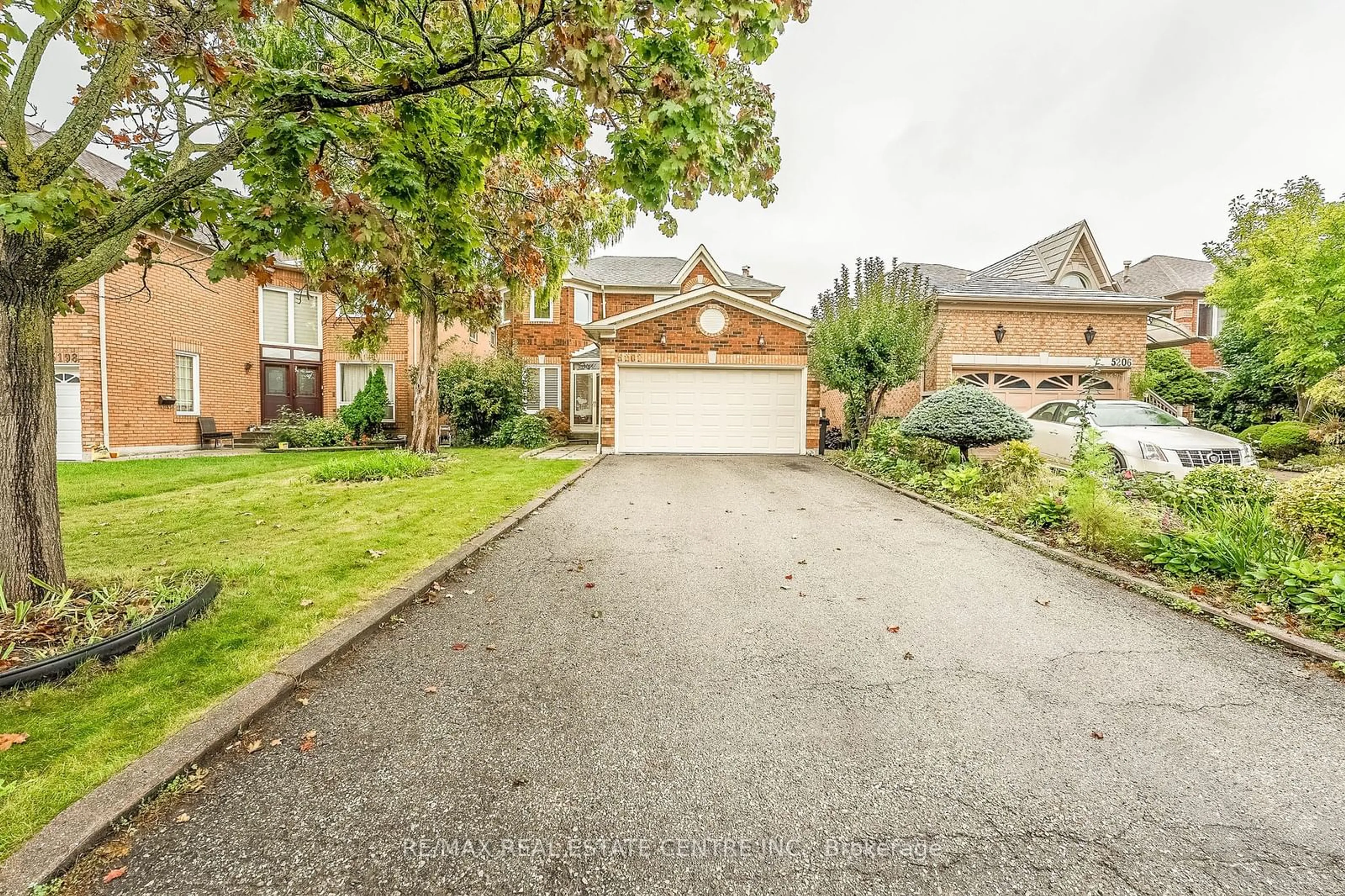 Frontside or backside of a home, the street view for 5202 Buttermill Crt, Mississauga Ontario L5V 1S4