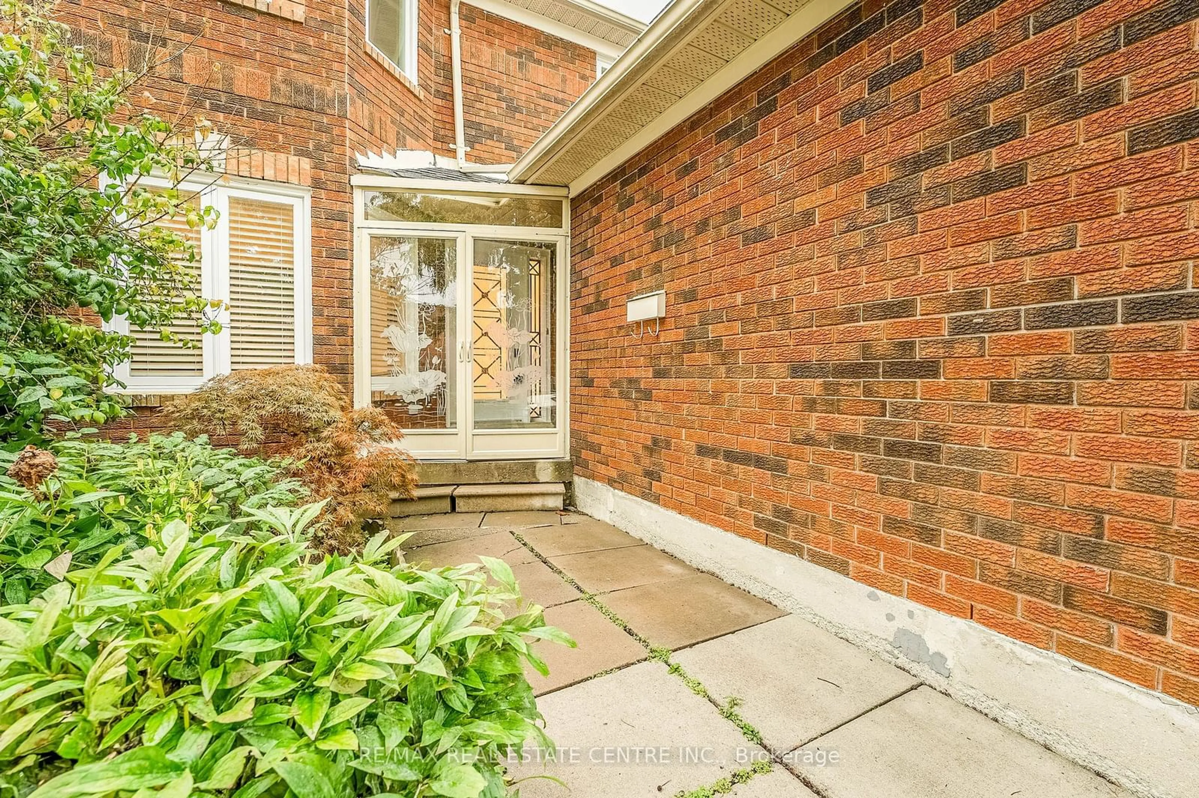 Patio, the street view for 5202 Buttermill Crt, Mississauga Ontario L5V 1S4