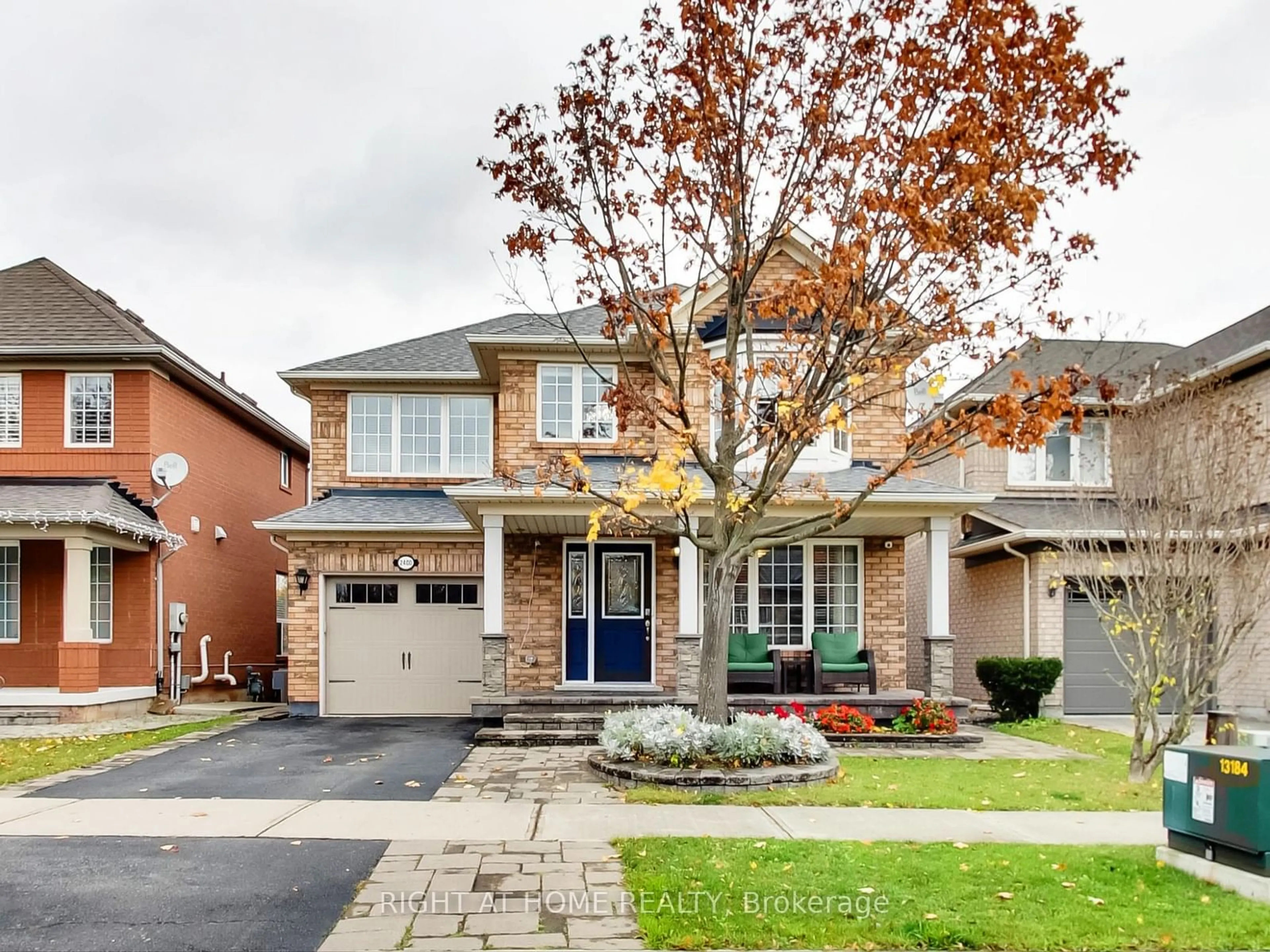 Home with brick exterior material for 2400 Guildstone Cres, Oakville Ontario L6M 3Y6