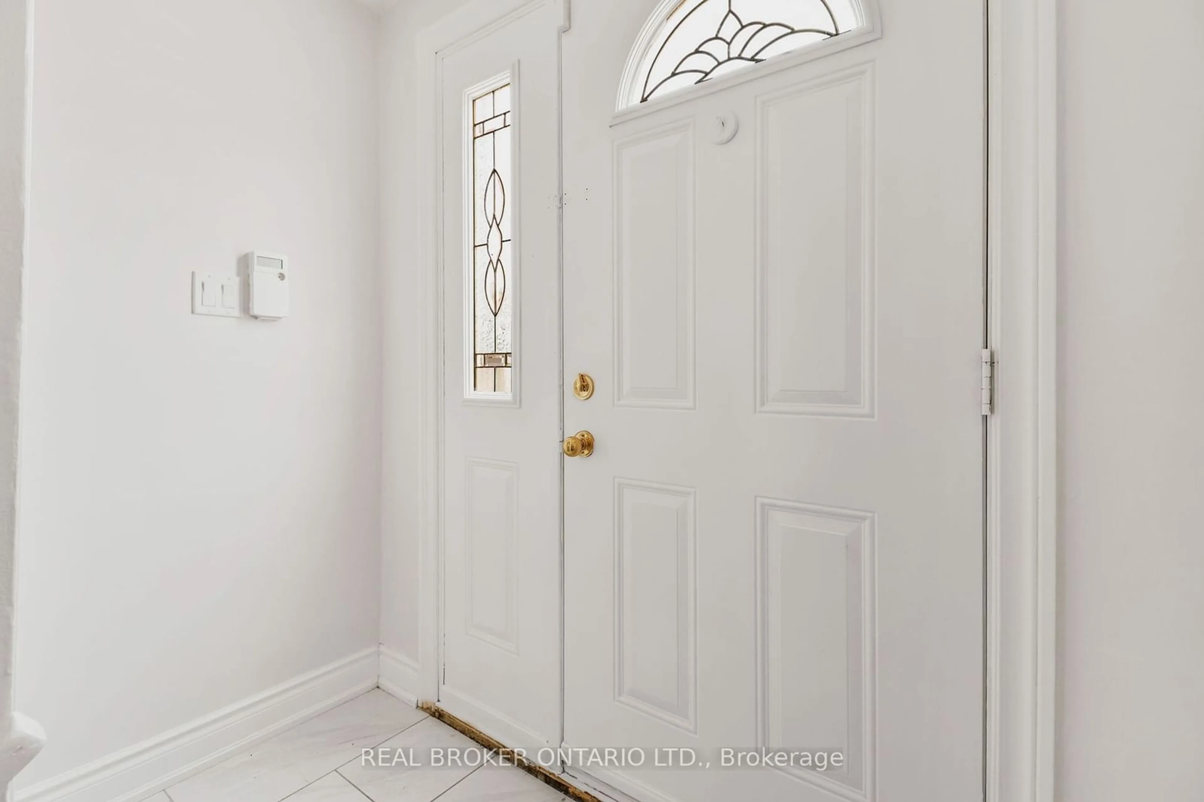 Indoor entryway, wood floors for 7475 Goreway Dr, Mississauga Ontario L4T 3T3