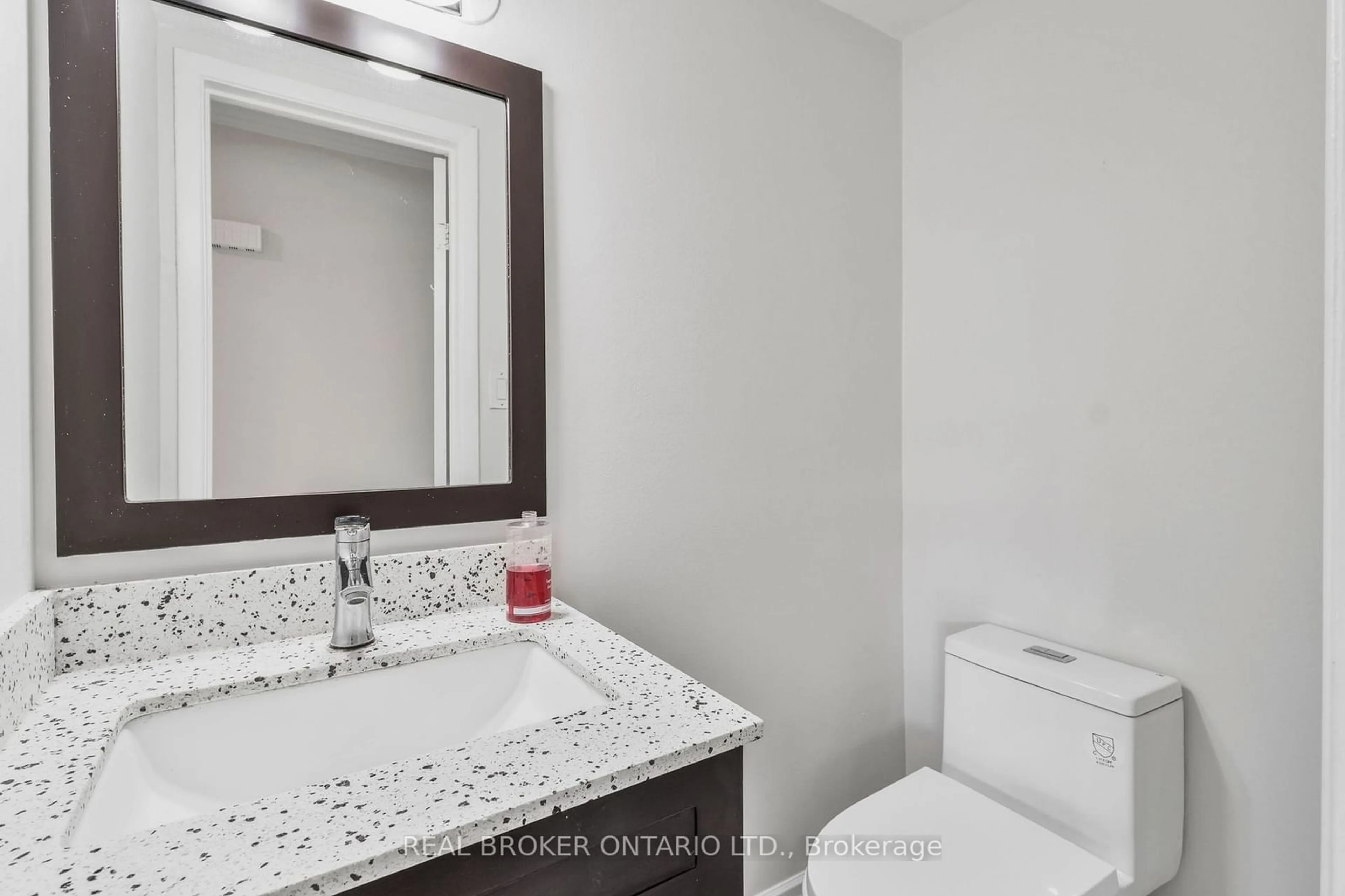 Bathroom, wood floors for 7475 Goreway Dr, Mississauga Ontario L4T 3T3