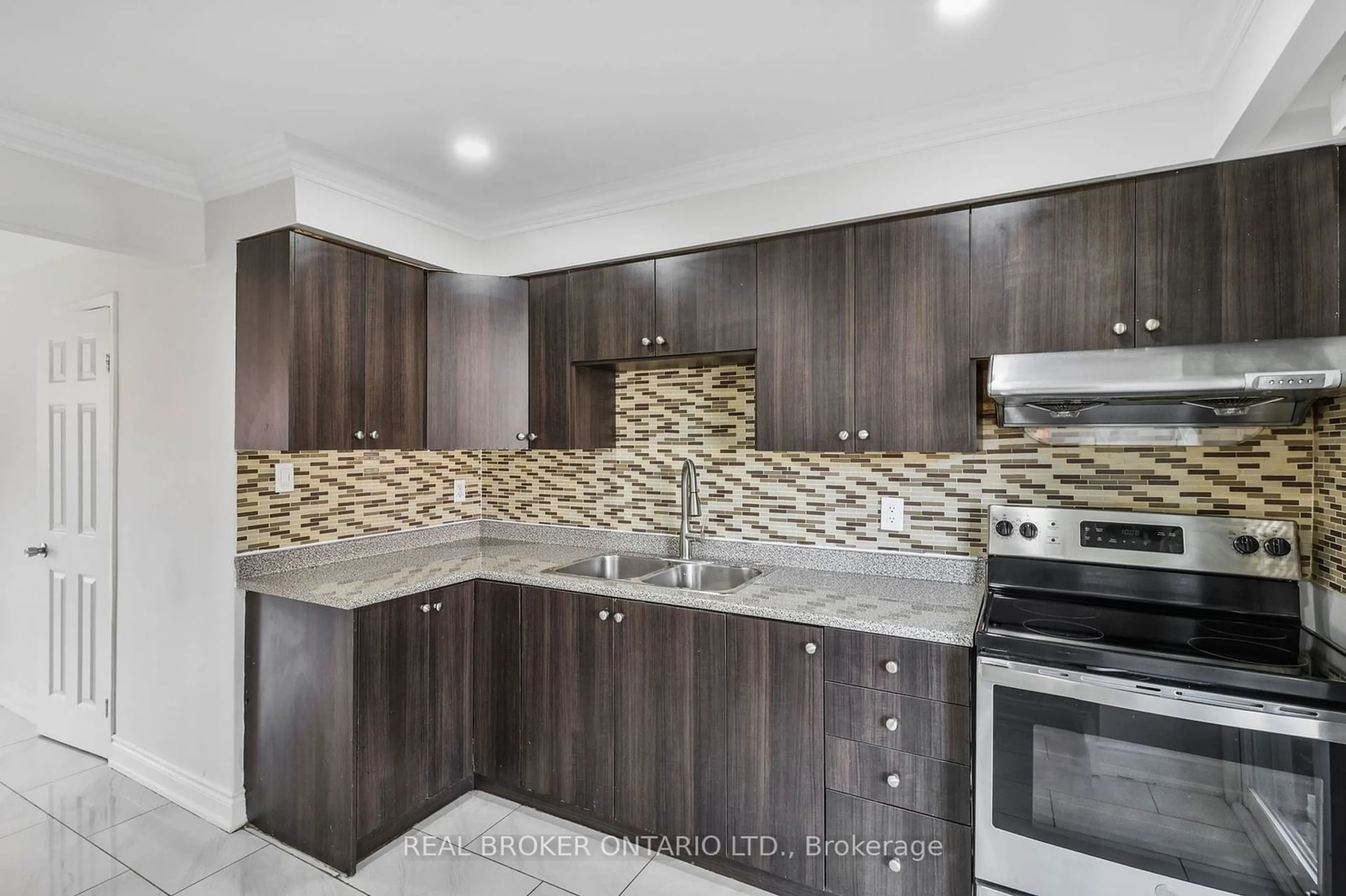 Standard kitchen, wood floors for 7475 Goreway Dr, Mississauga Ontario L4T 3T3