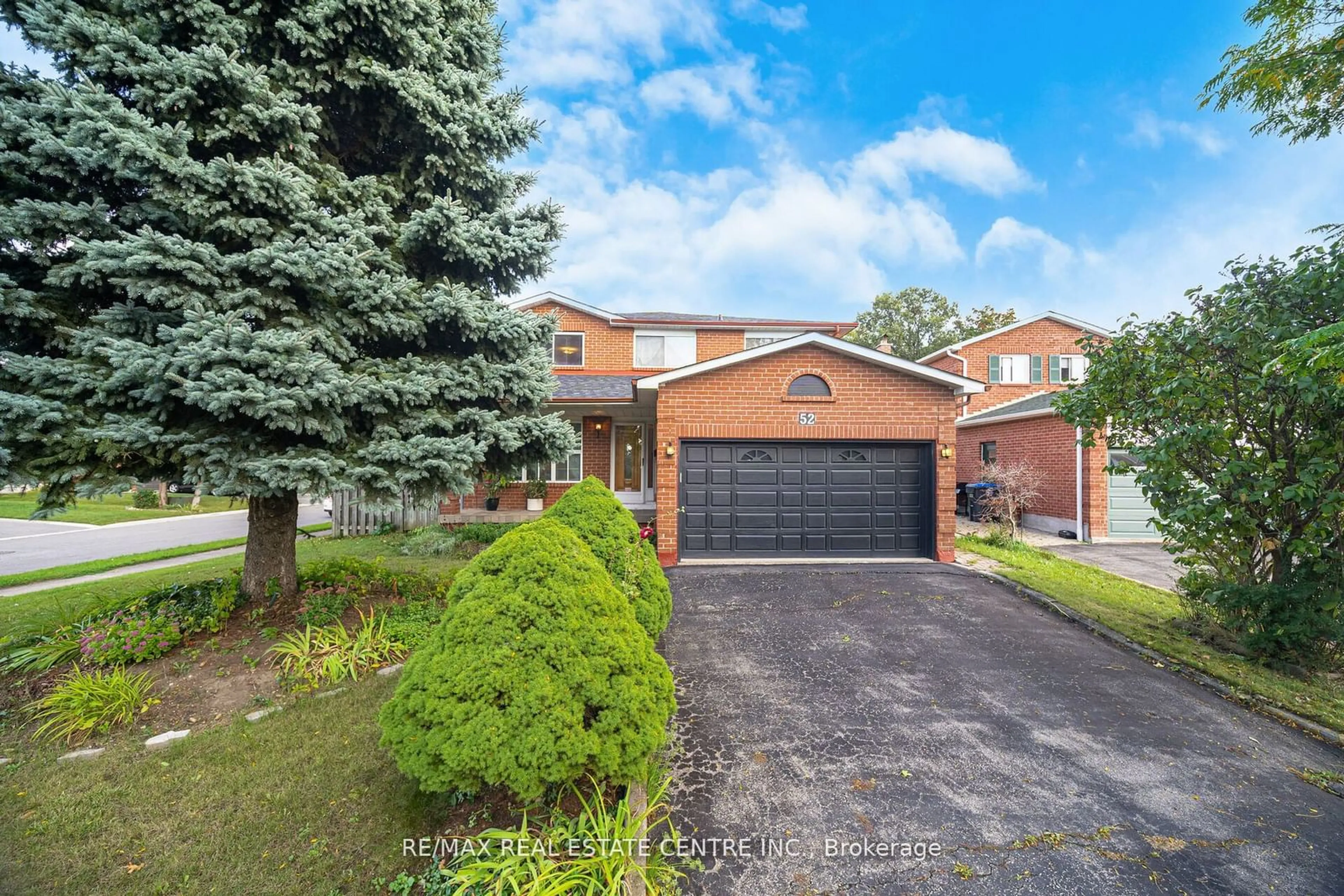 Frontside or backside of a home, the street view for 52 Dundalk Cres, Brampton Ontario L6Z 2V1