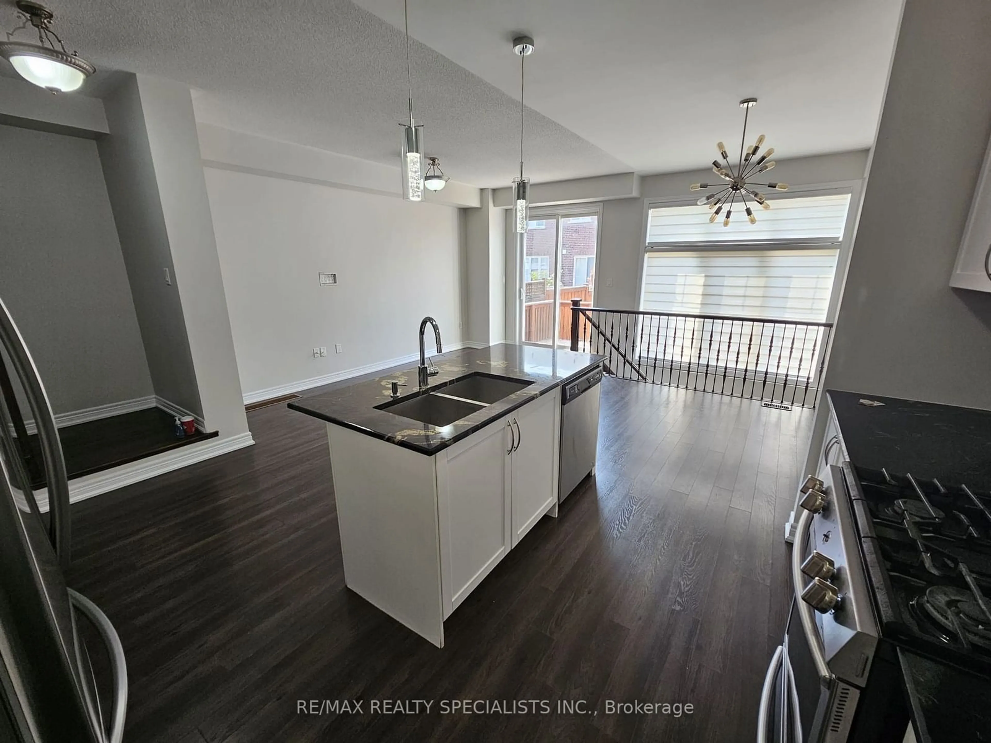 Open concept kitchen for 101 Abigail Cres, Caledon Ontario L7C 4C7