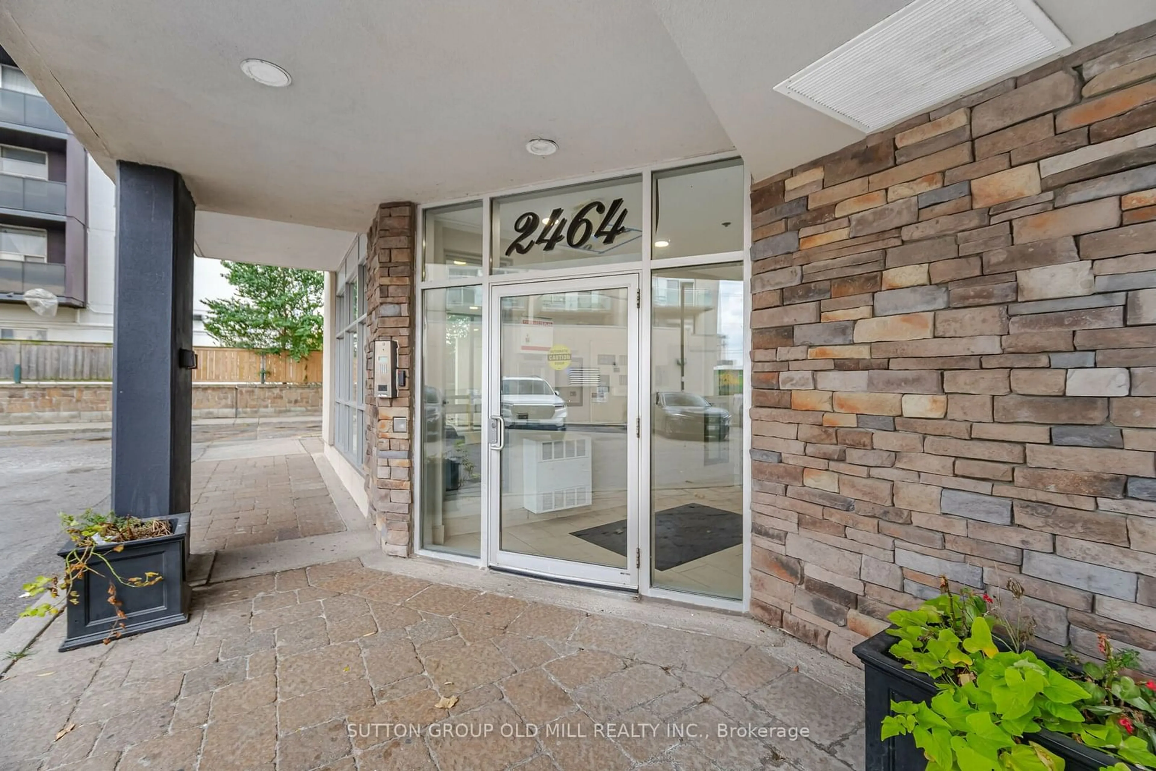 Indoor foyer for 2464 Weston Rd #216, Toronto Ontario M9N 0A2