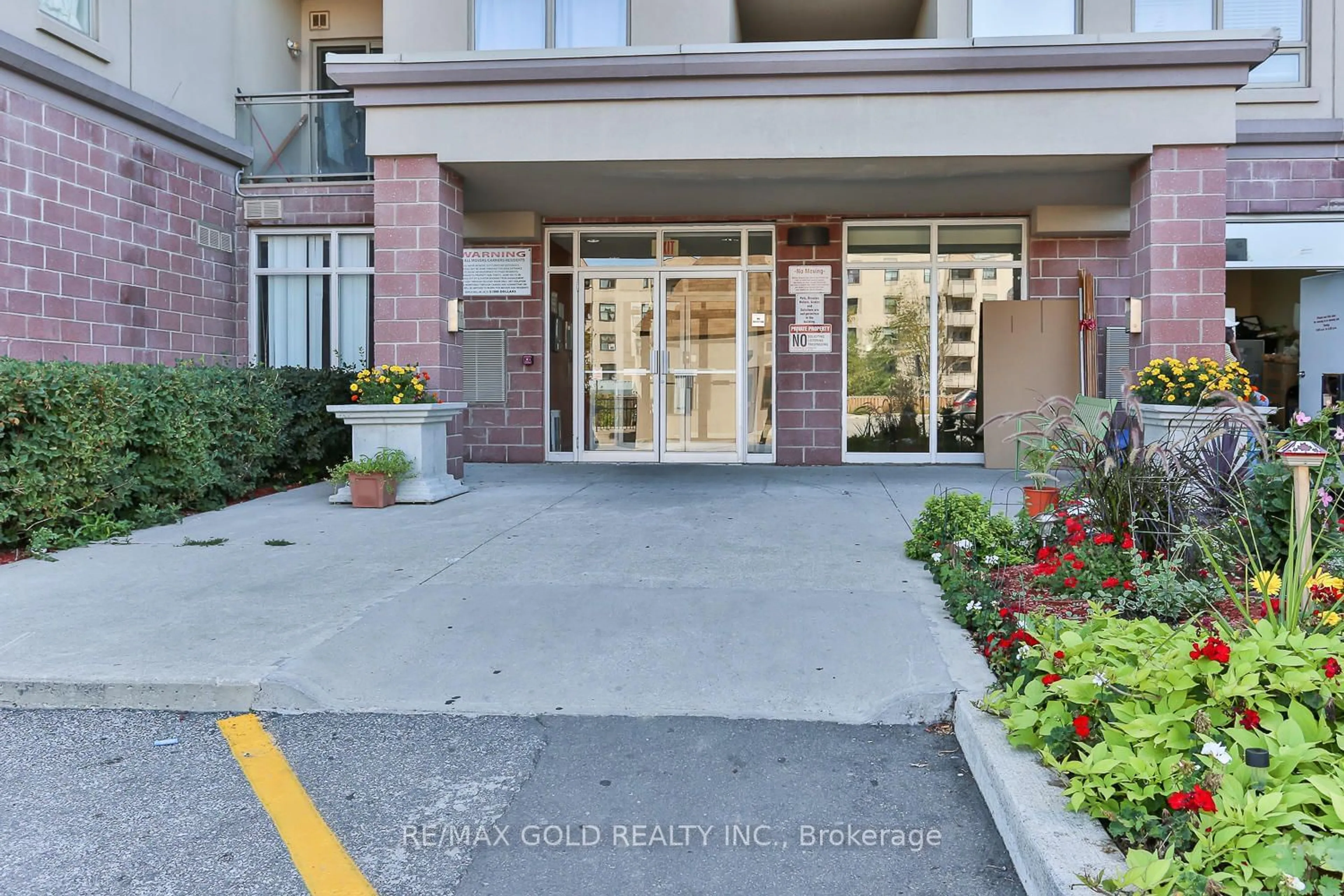 Indoor foyer for 7405 Goreway Dr #112, Mississauga Ontario L4T 0A3